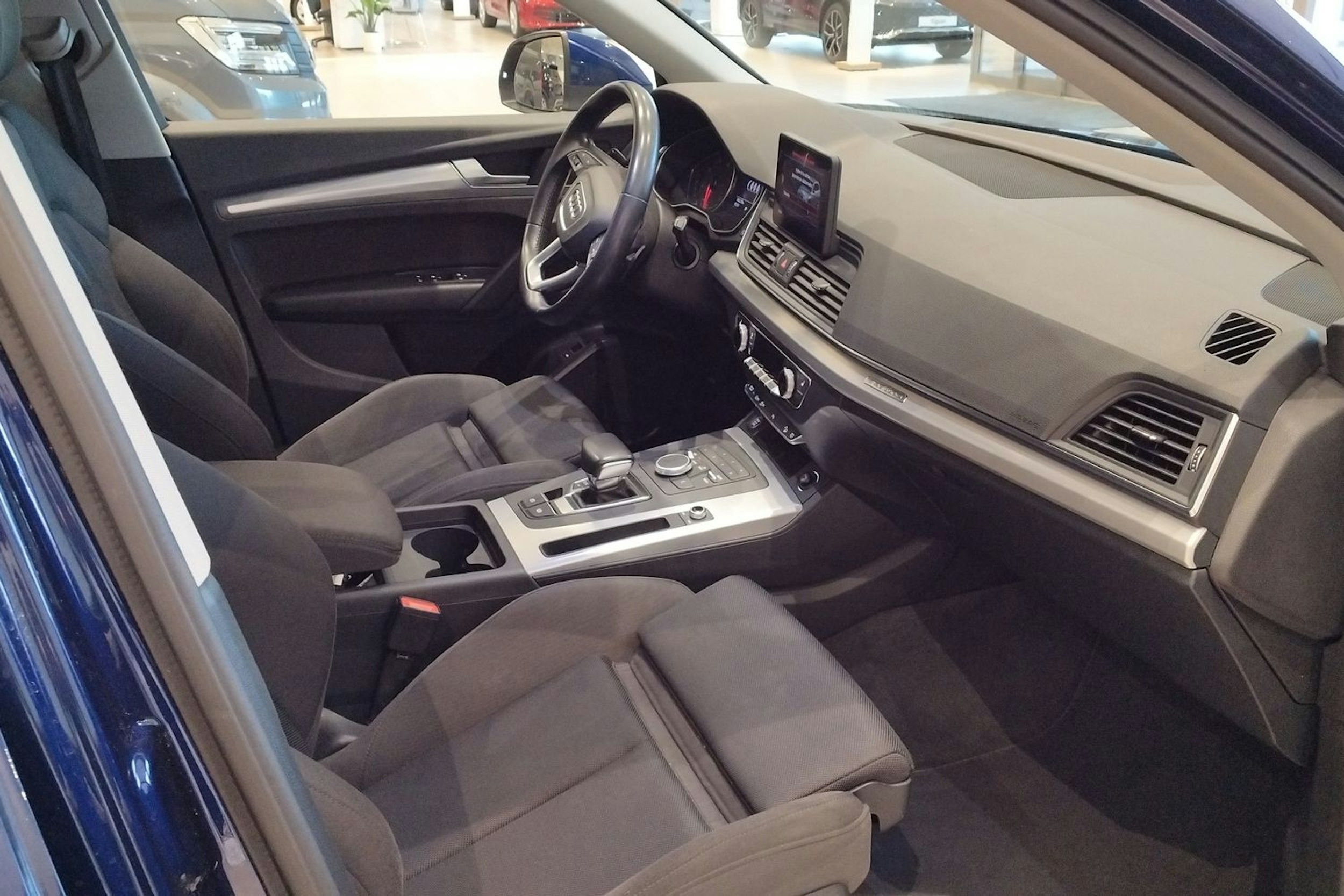 sininen Audi Q5 2020 kuva 17.