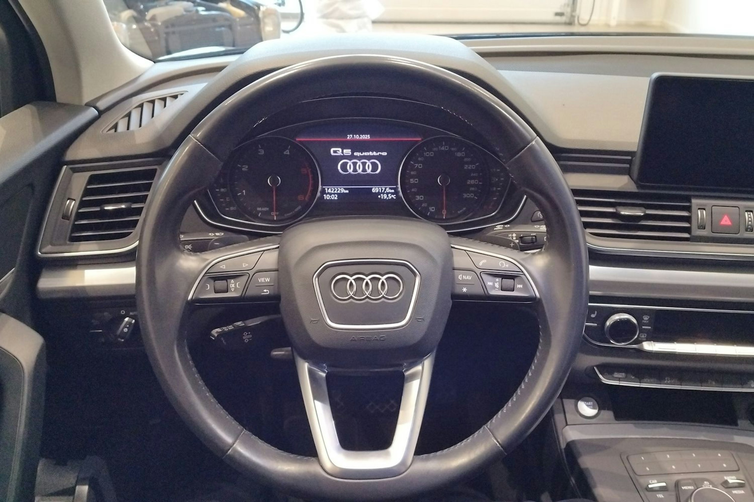 sininen Audi Q5 2020 kuva 18.