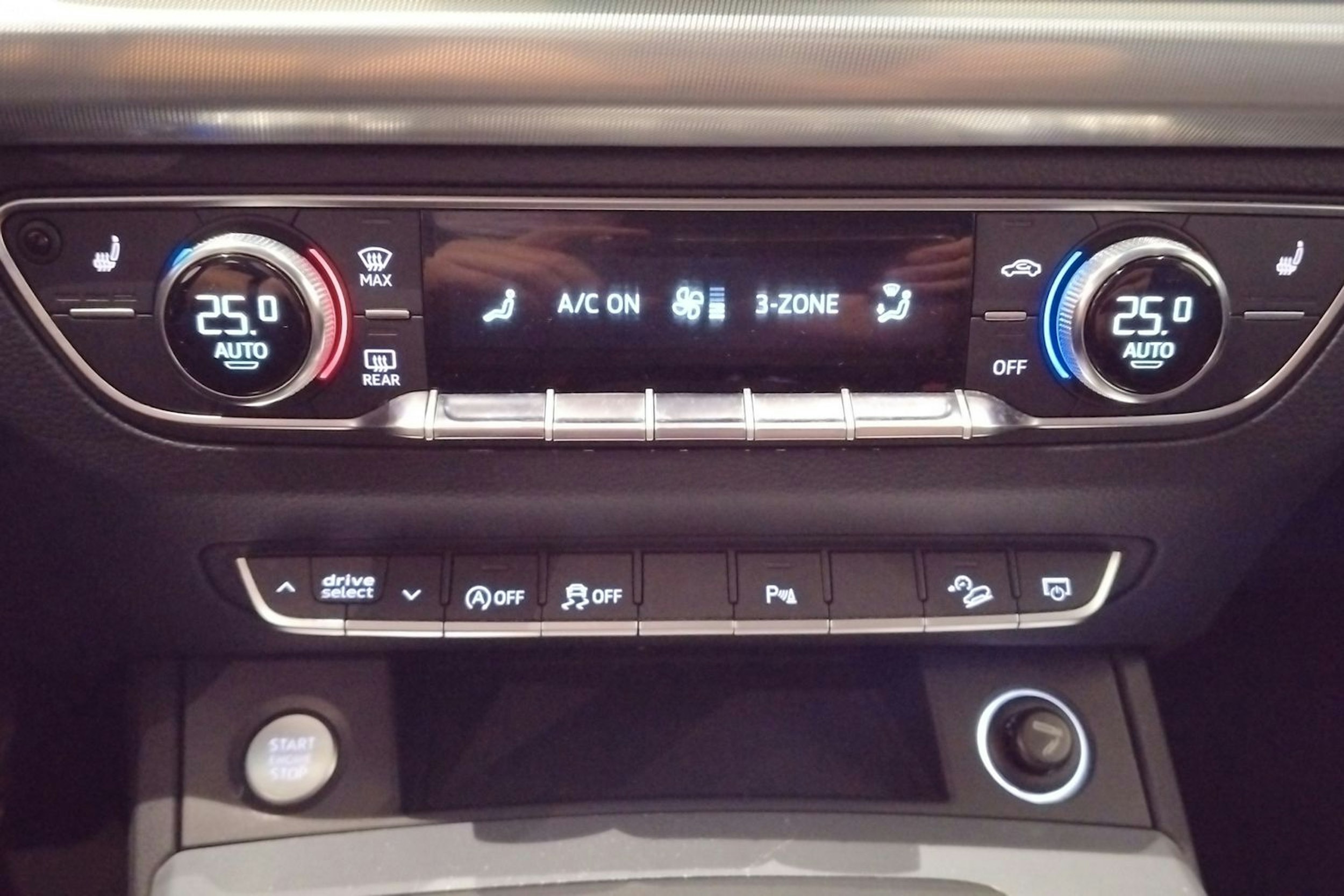 sininen Audi Q5 2020 kuva 26.