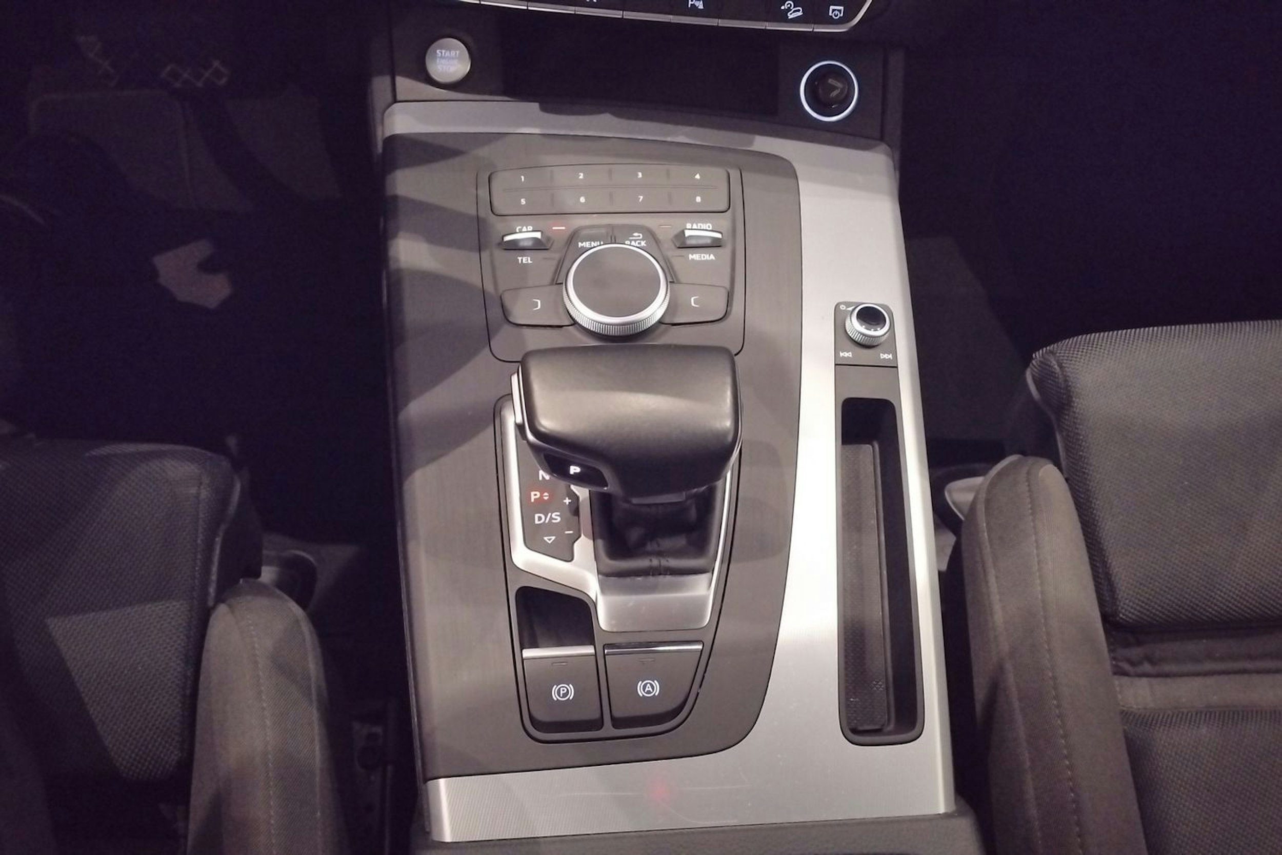 sininen Audi Q5 2020 kuva 27.