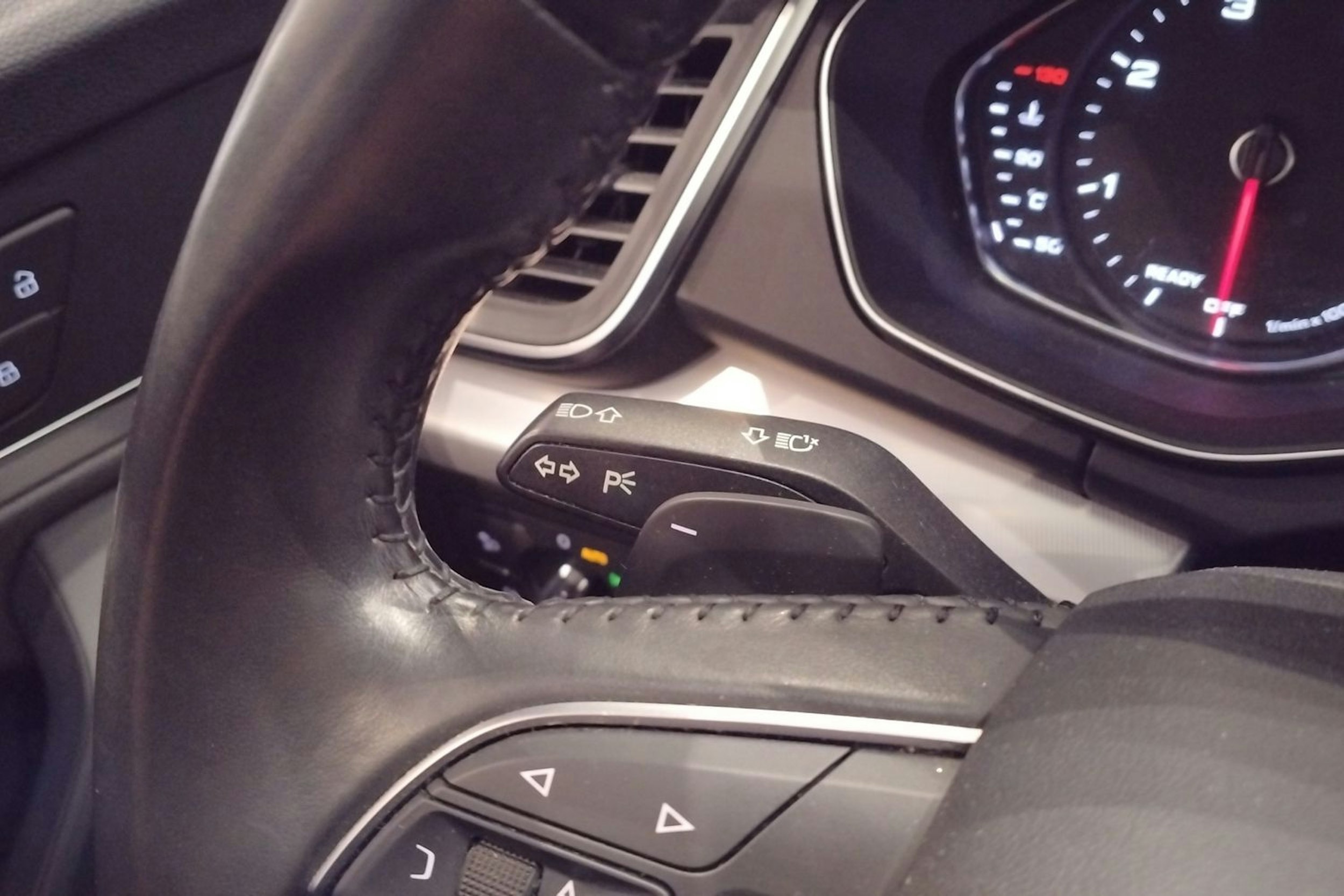 sininen Audi Q5 2020 kuva 32.