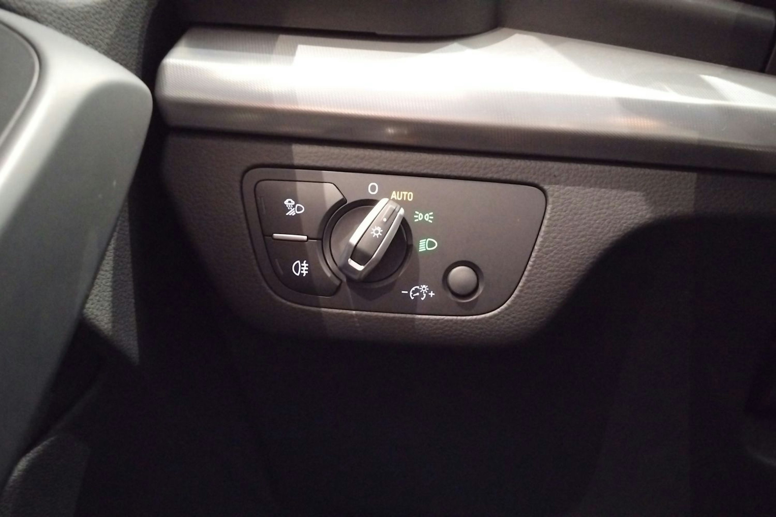 sininen Audi Q5 2020 kuva 34.