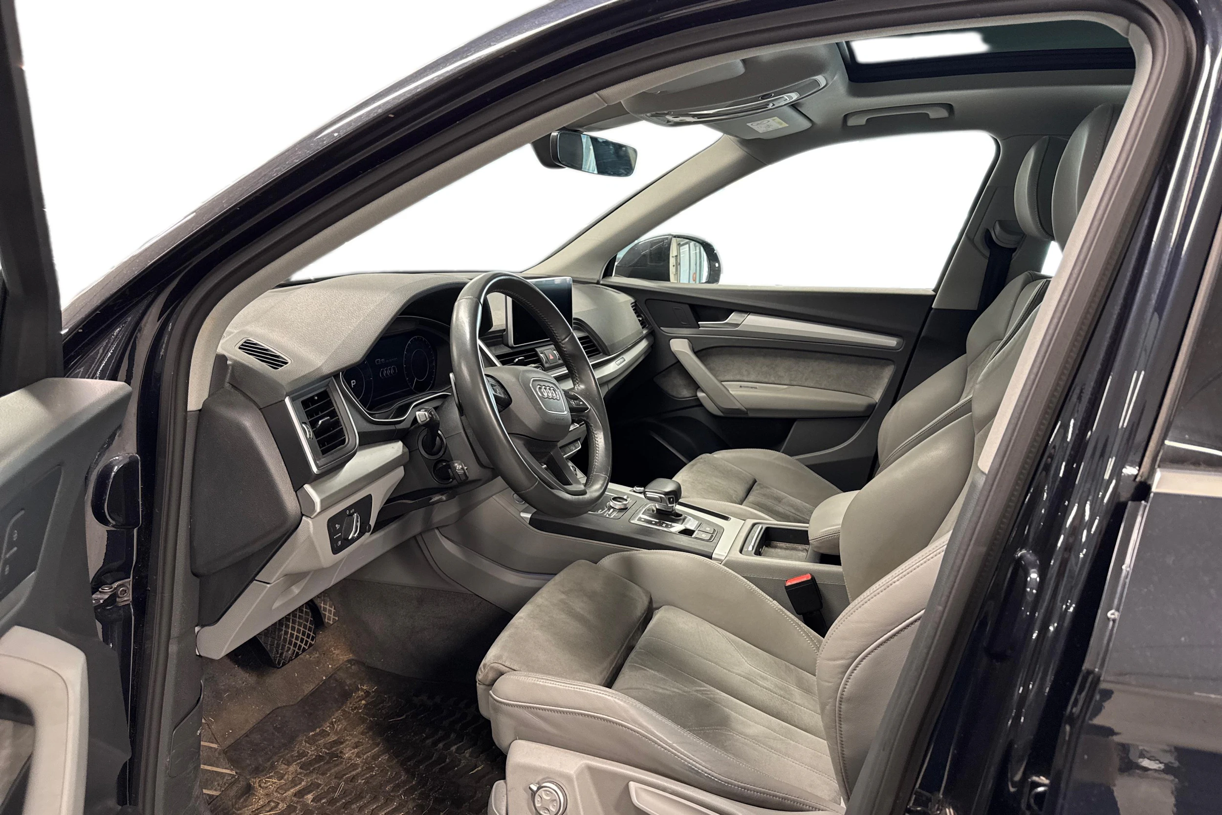 sininen Audi Q5 2020 kuva 3.
