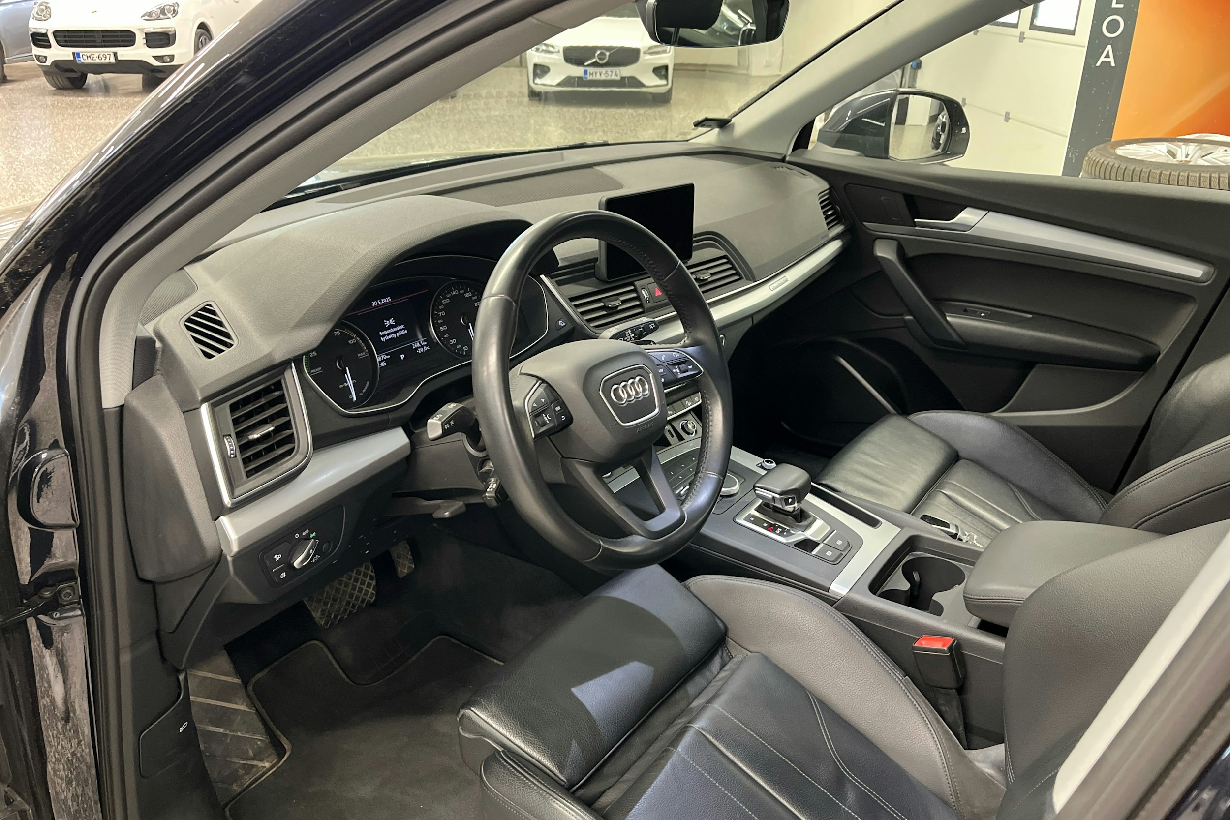 sininen Audi Q5 2020 kuva 3.