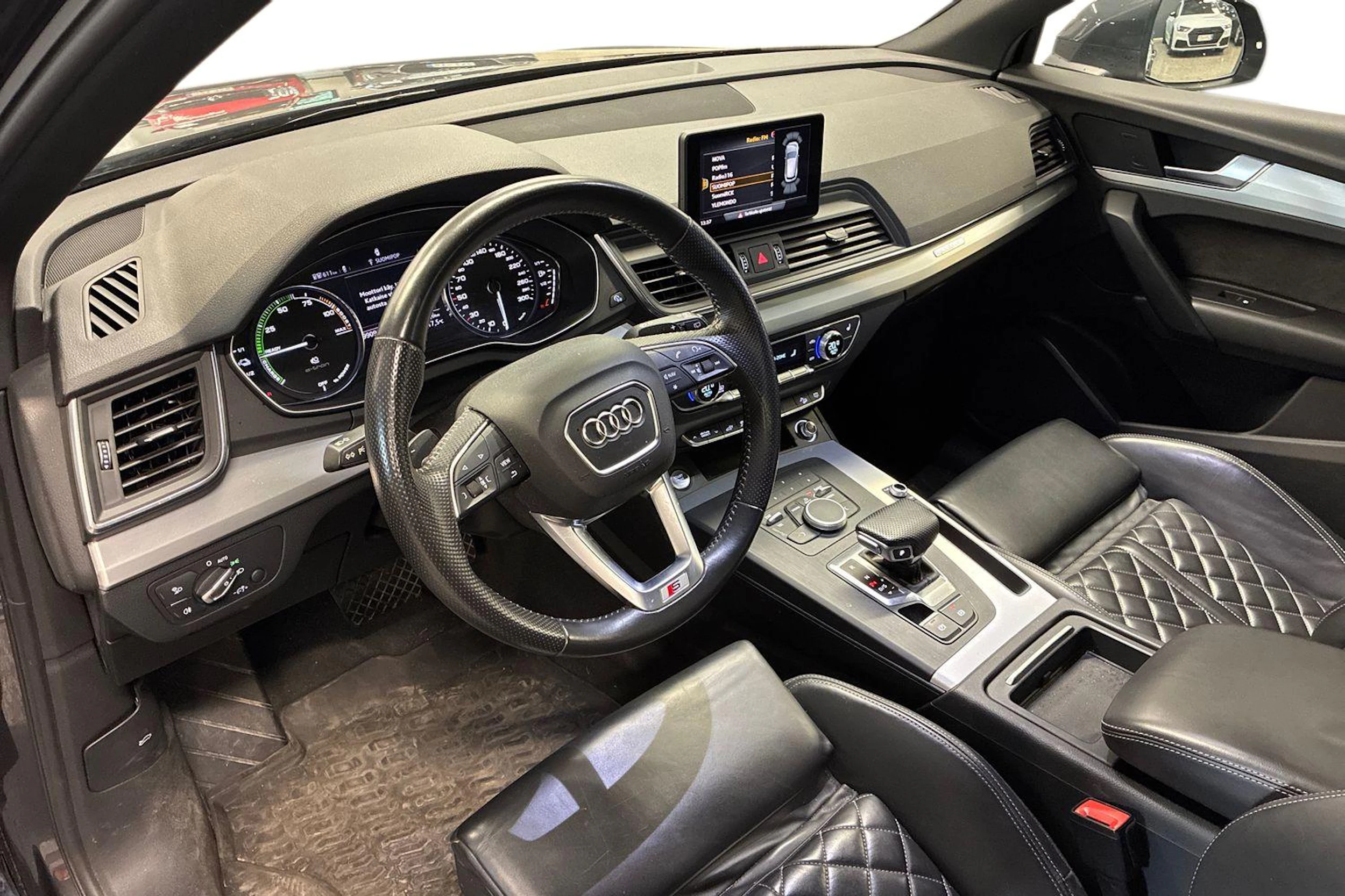 harmaa Audi Q5 2020 kuva 3.