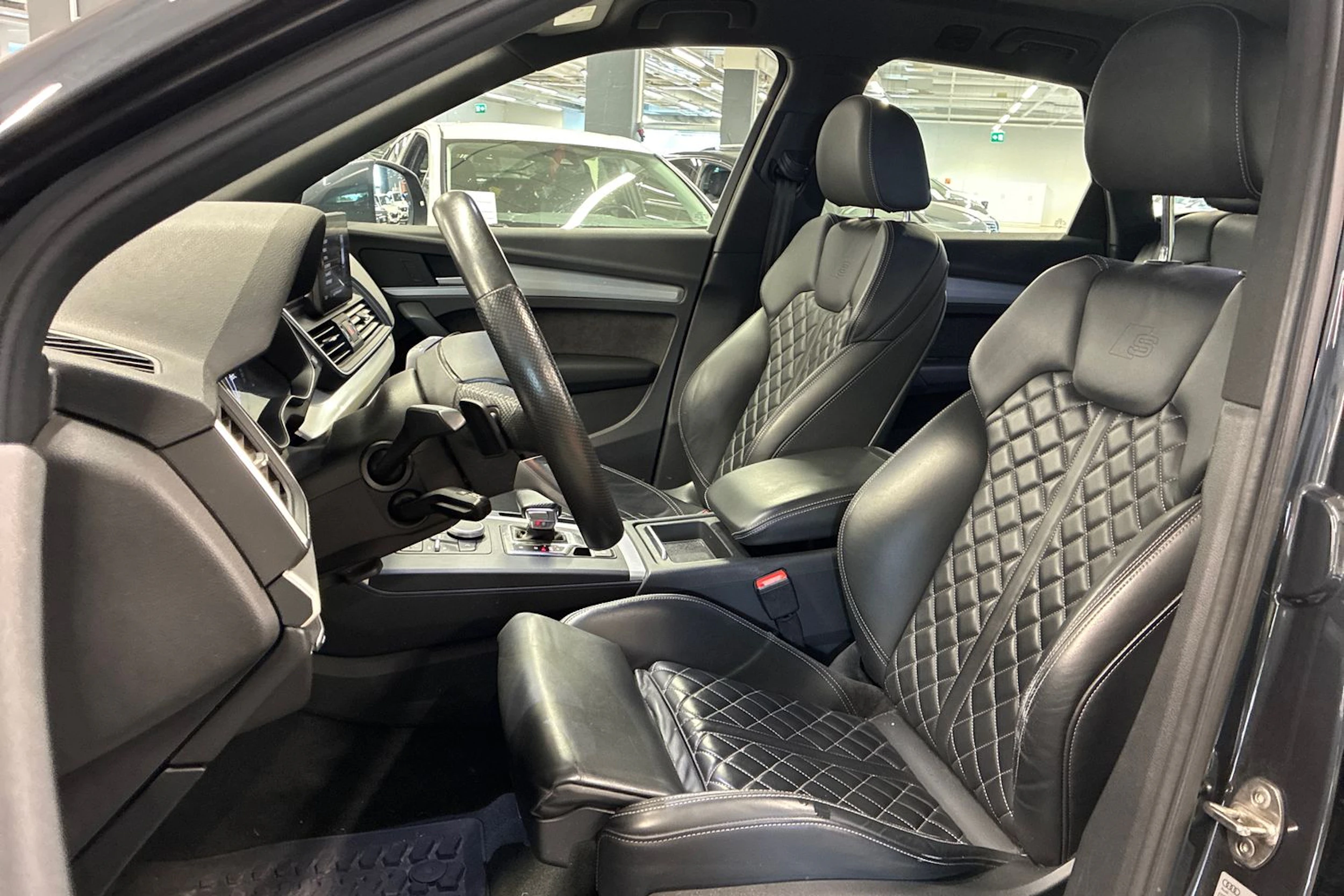 harmaa Audi Q5 2020 kuva 4.