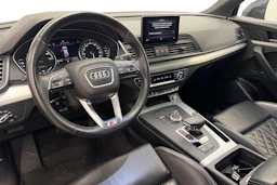 harmaa Audi Q5 2020 kuva 6.