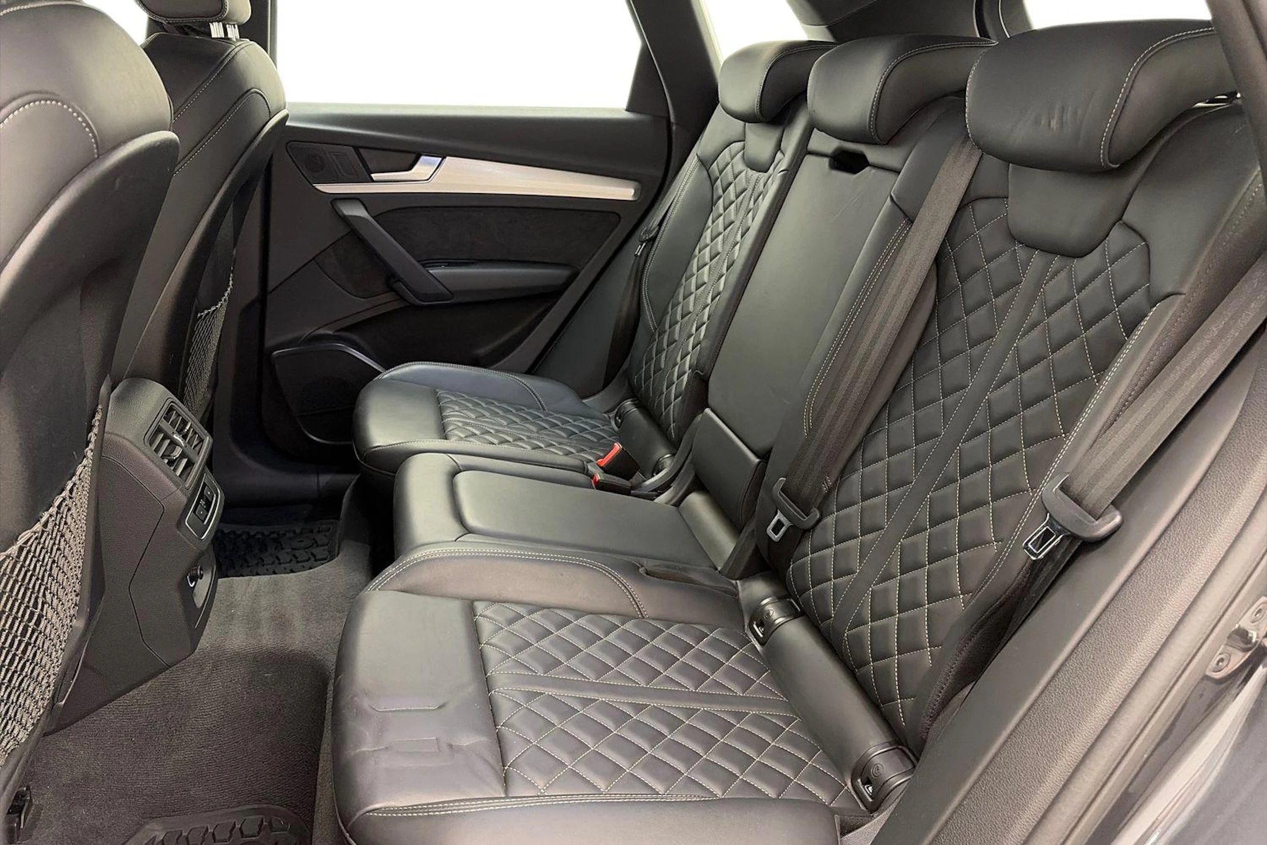 harmaa Audi Q5 2020 kuva 8.