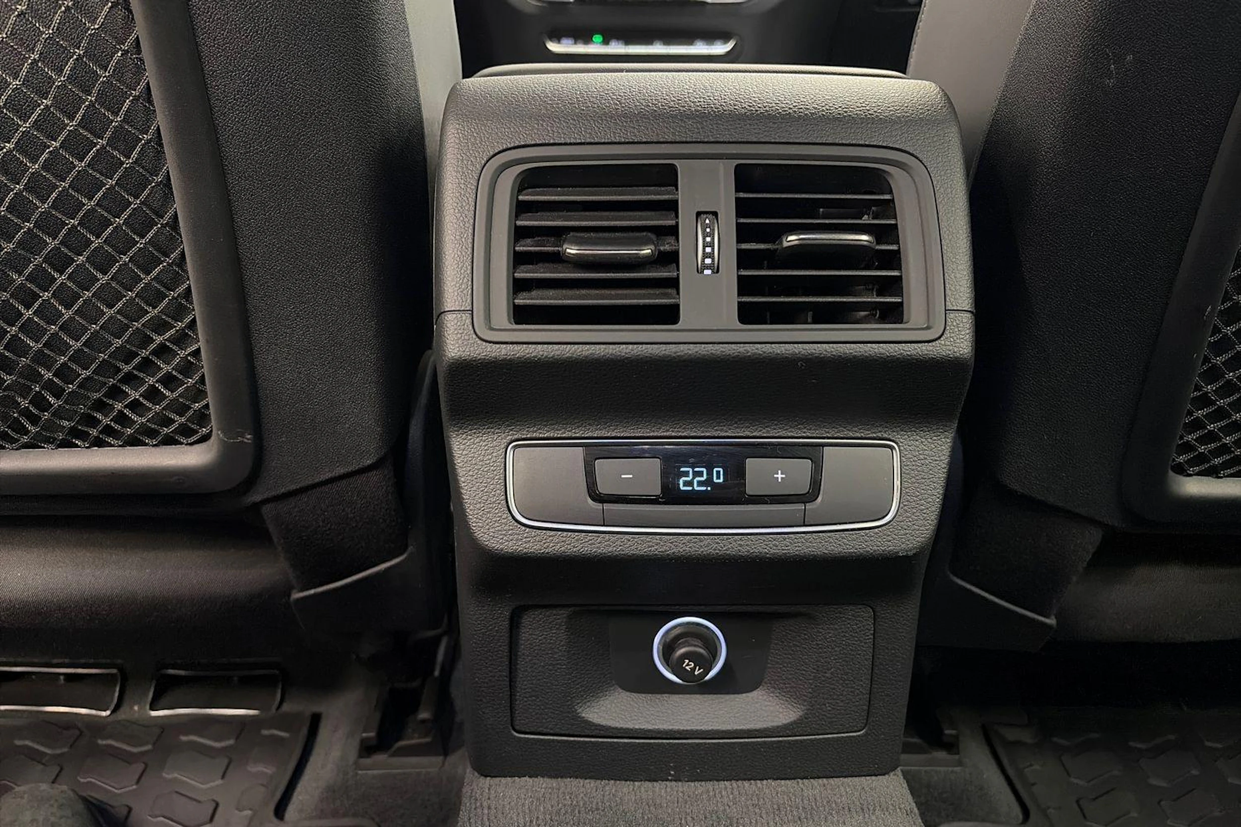 harmaa Audi Q5 2020 kuva 9.