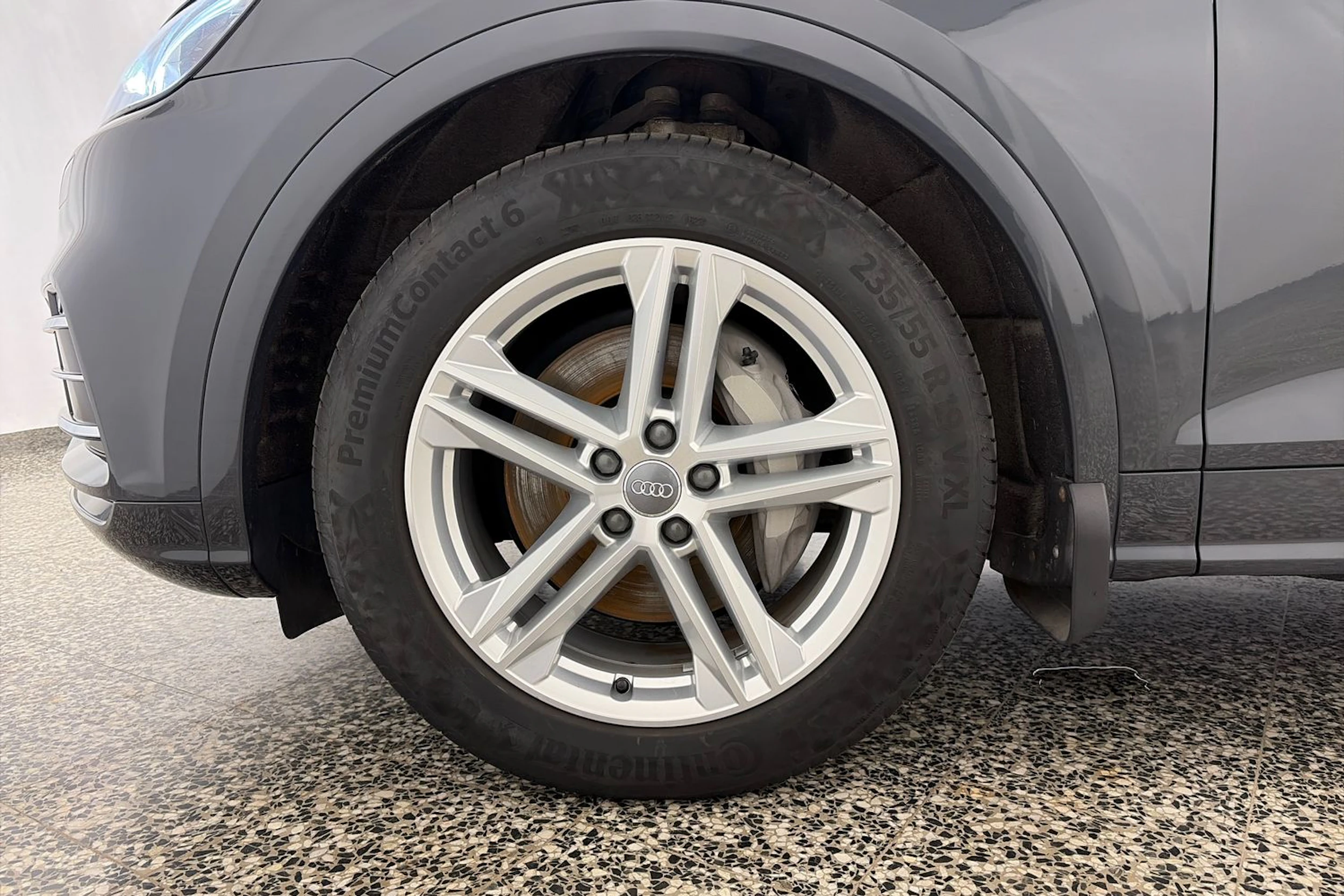 harmaa Audi Q5 2020 kuva 10.