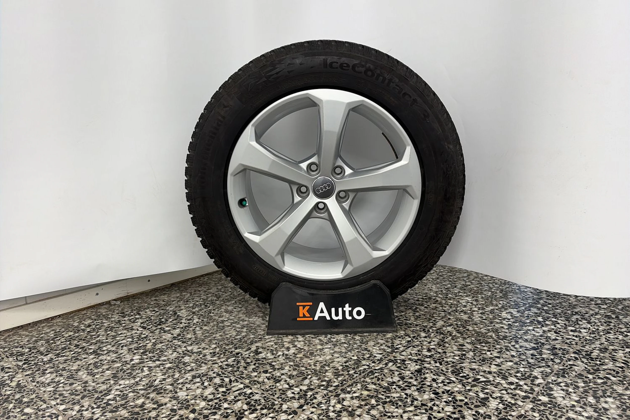 harmaa Audi Q5 2020 kuva 11.