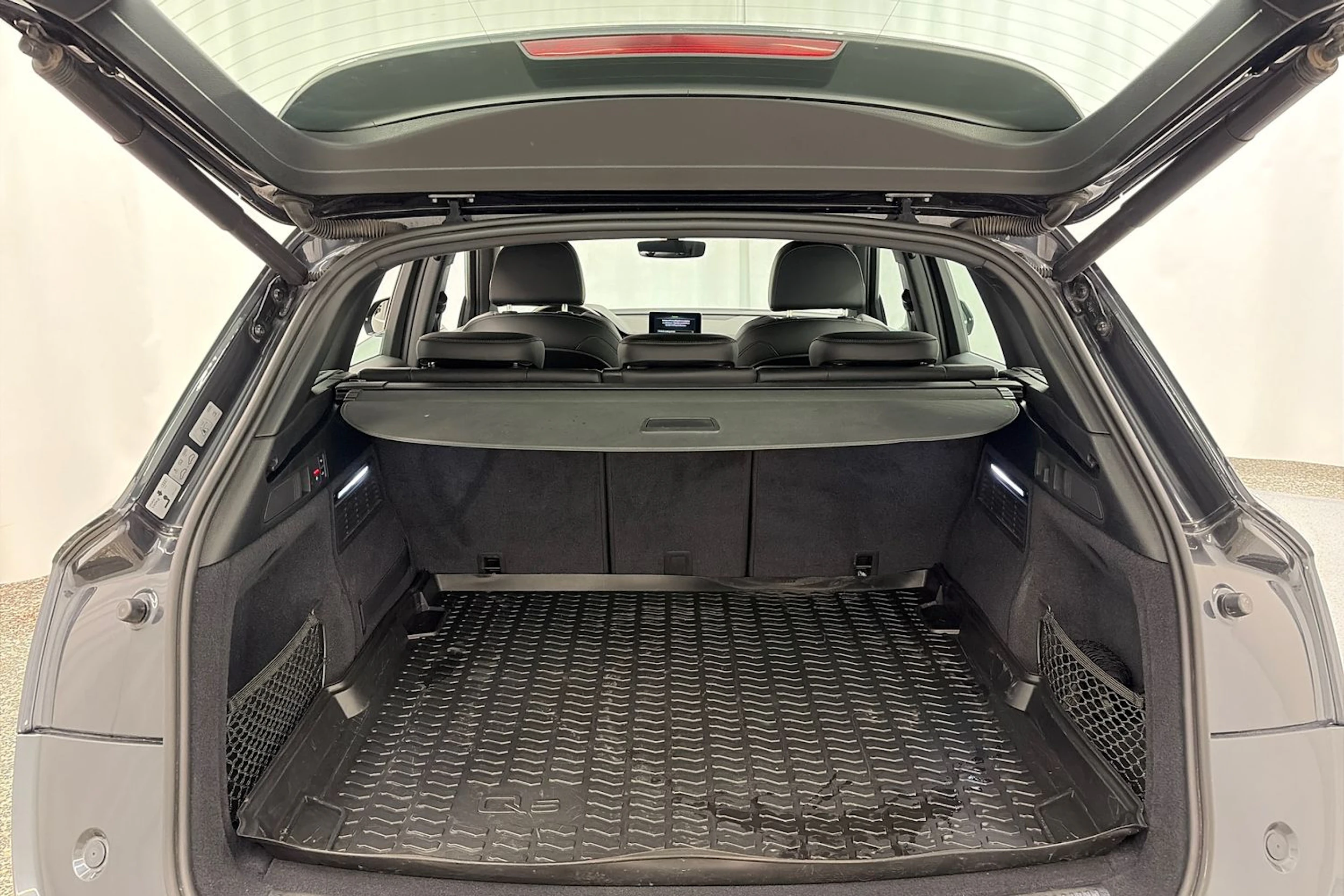 harmaa Audi Q5 2020 kuva 12.