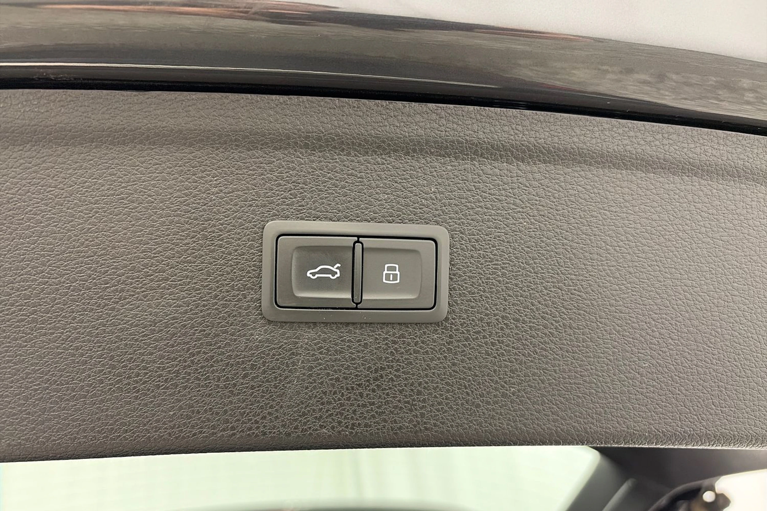 harmaa Audi Q5 2020 kuva 13.