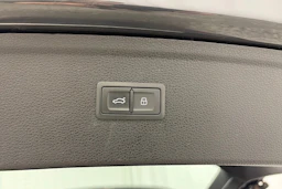 harmaa Audi Q5 2020 kuva 13.