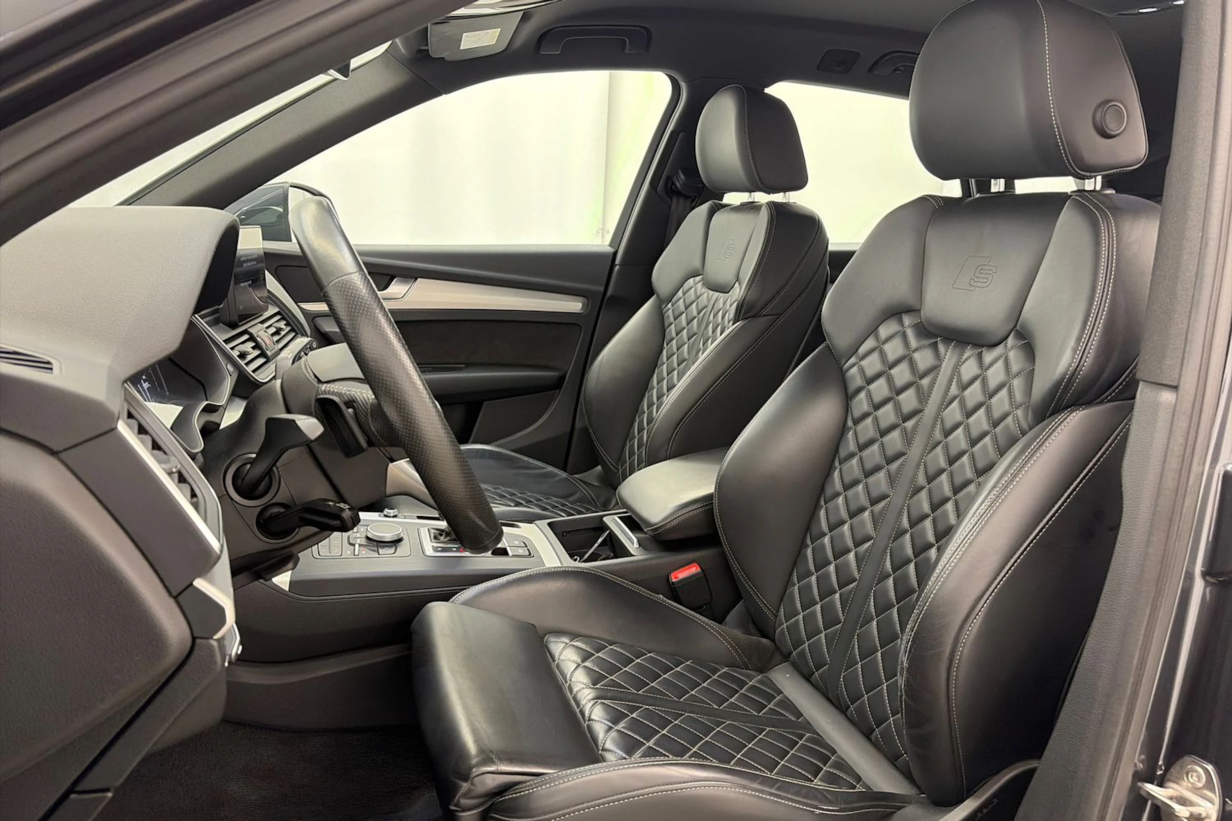 harmaa Audi Q5 2020 kuva 15.
