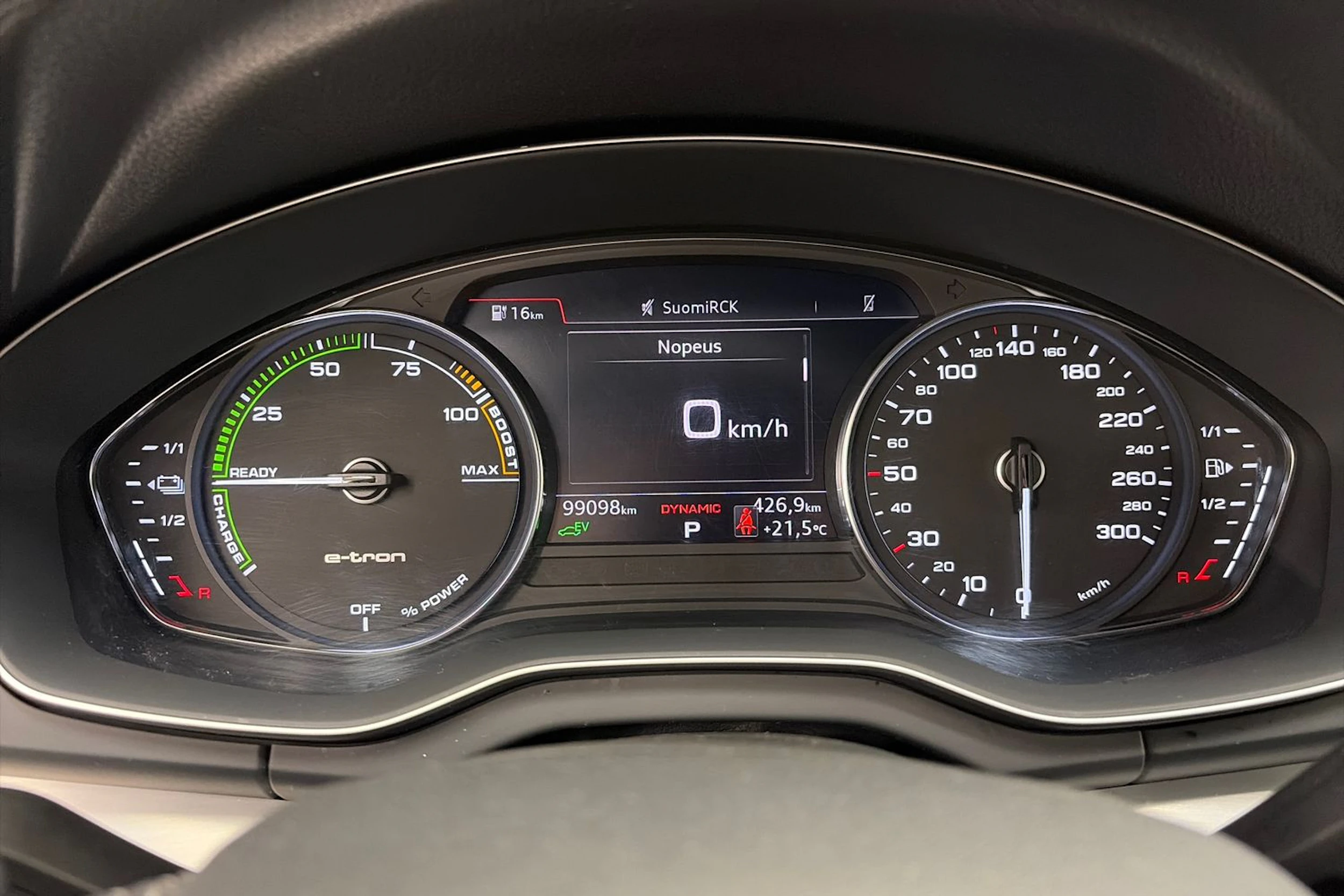 harmaa Audi Q5 2020 kuva 19.
