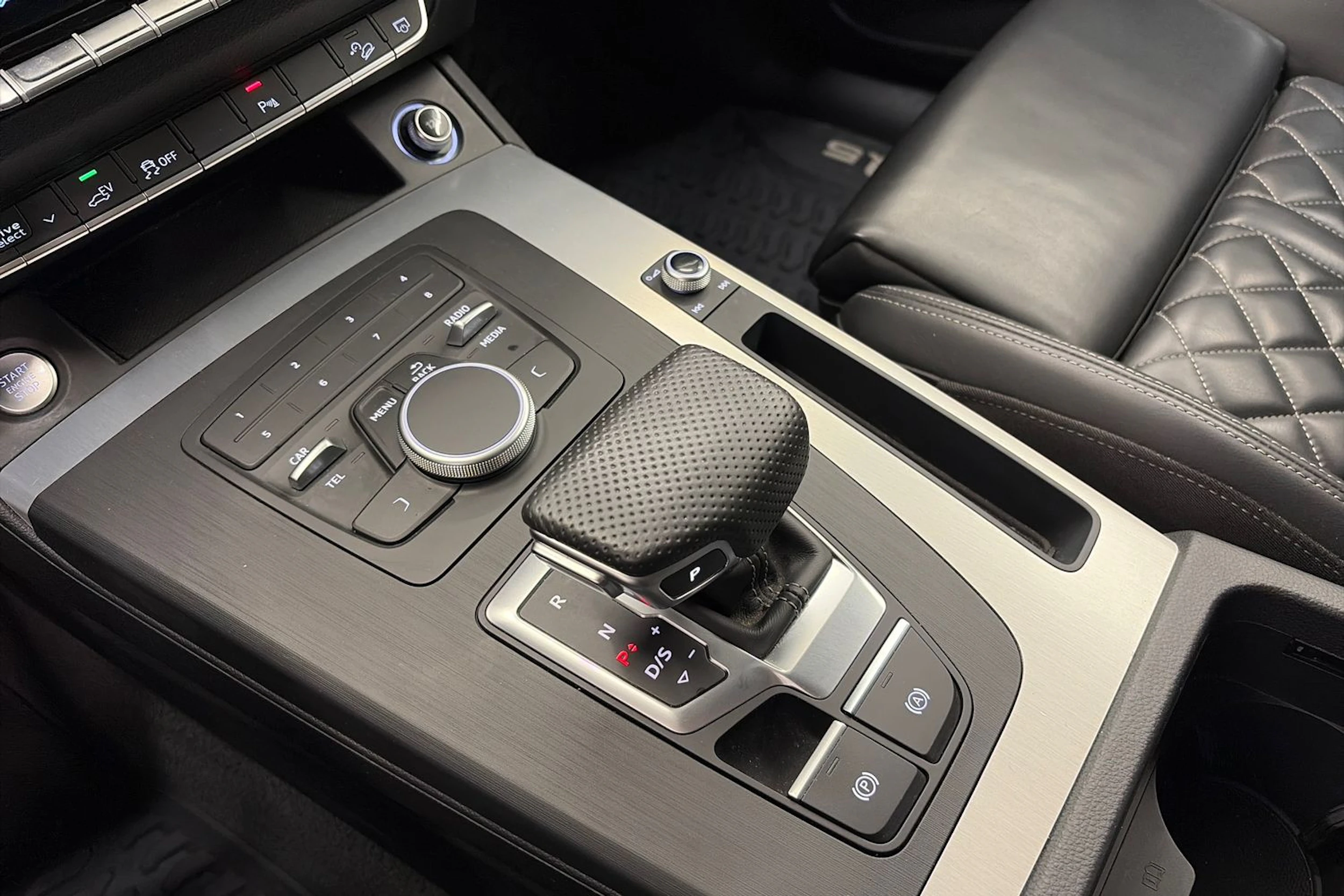 harmaa Audi Q5 2020 kuva 29.