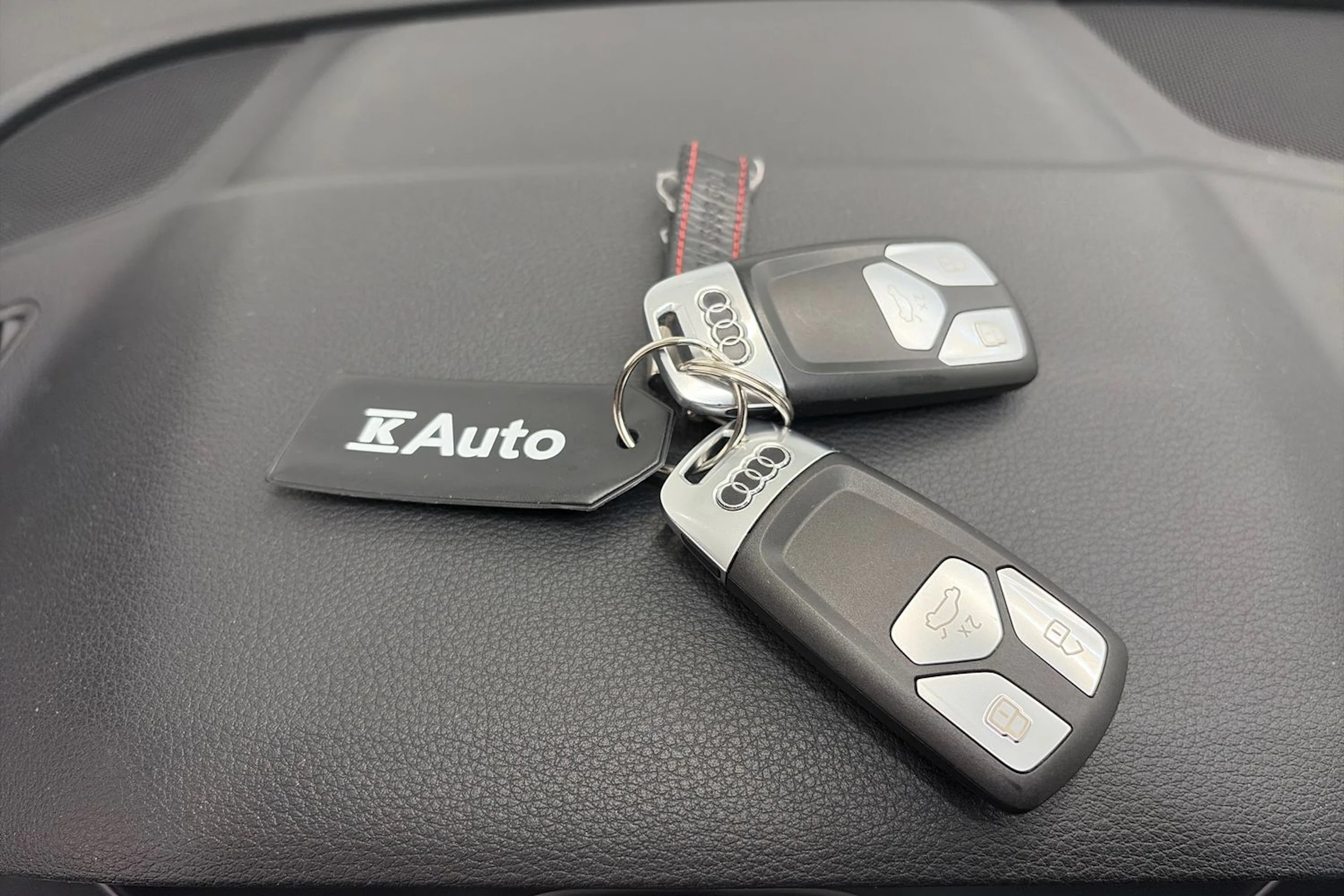 harmaa Audi Q5 2020 kuva 33.