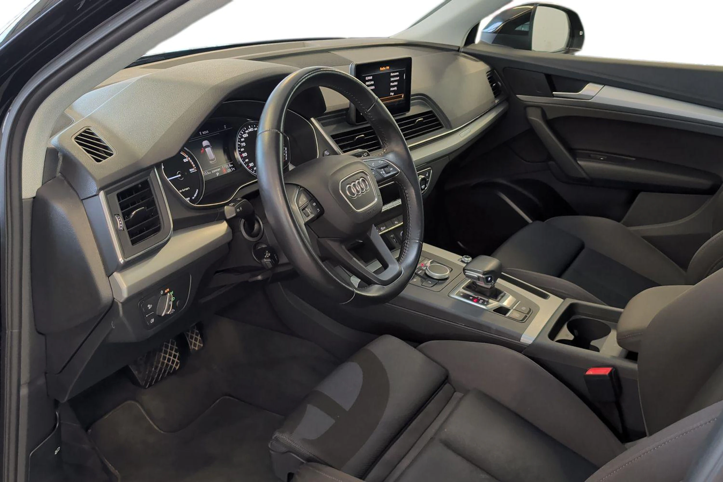 musta Audi Q5 2020 kuva 6.