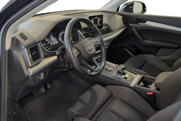 musta Audi Q5 2020 kuva 6.