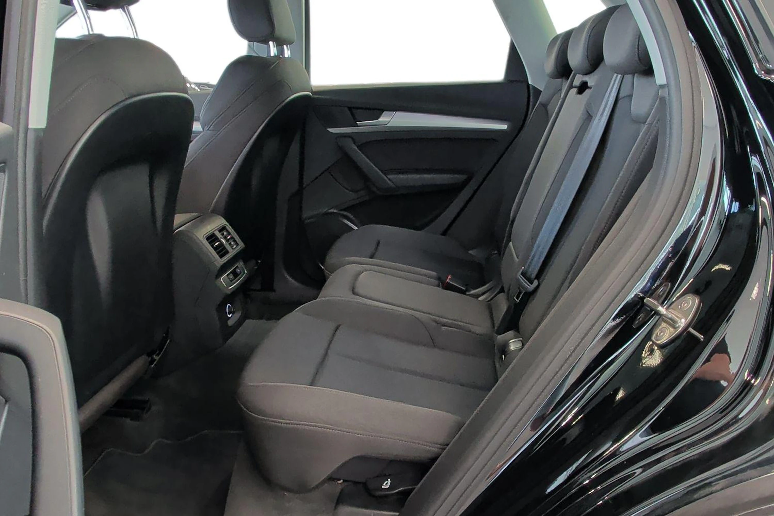 musta Audi Q5 2020 kuva 8.