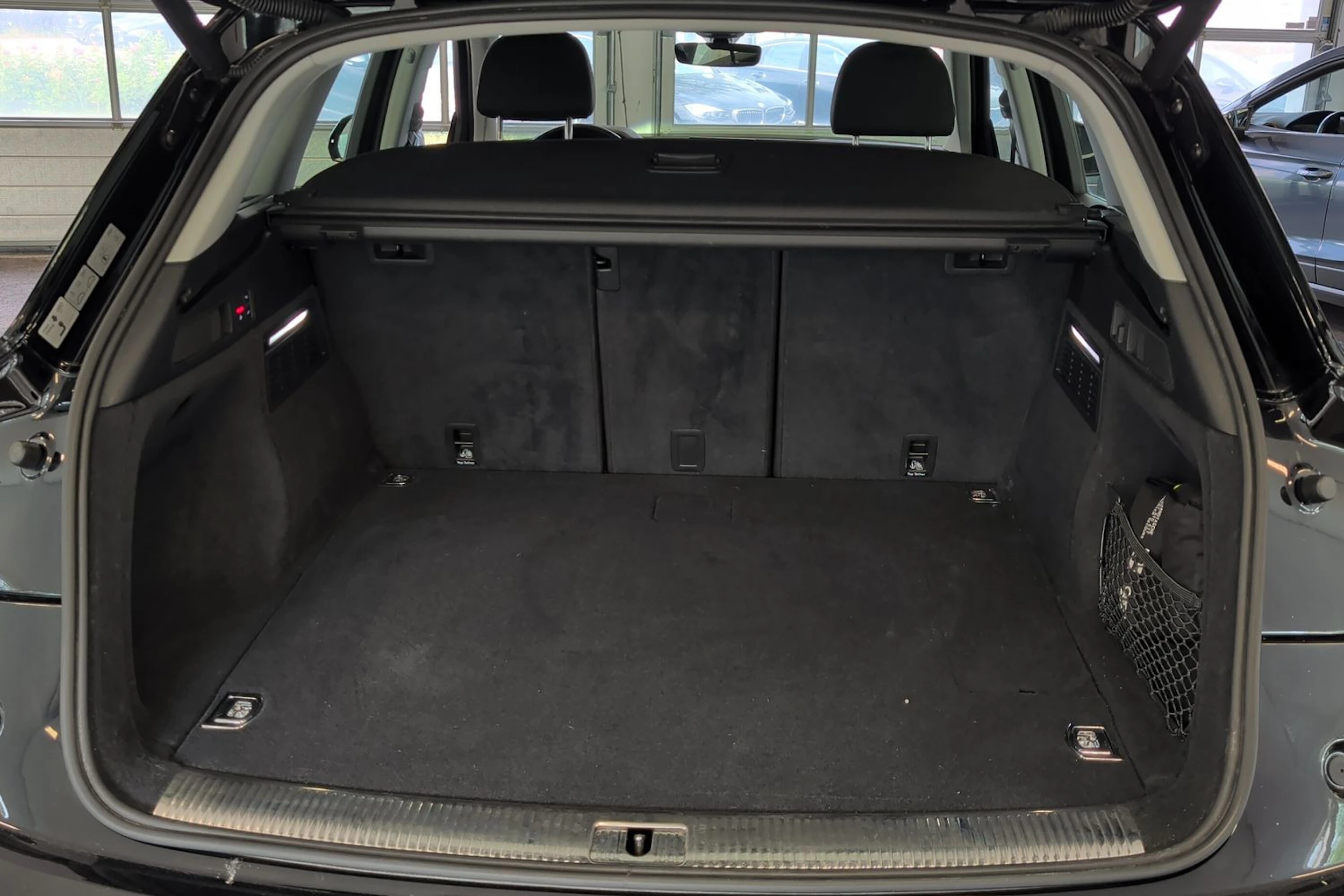 musta Audi Q5 2020 kuva 11.