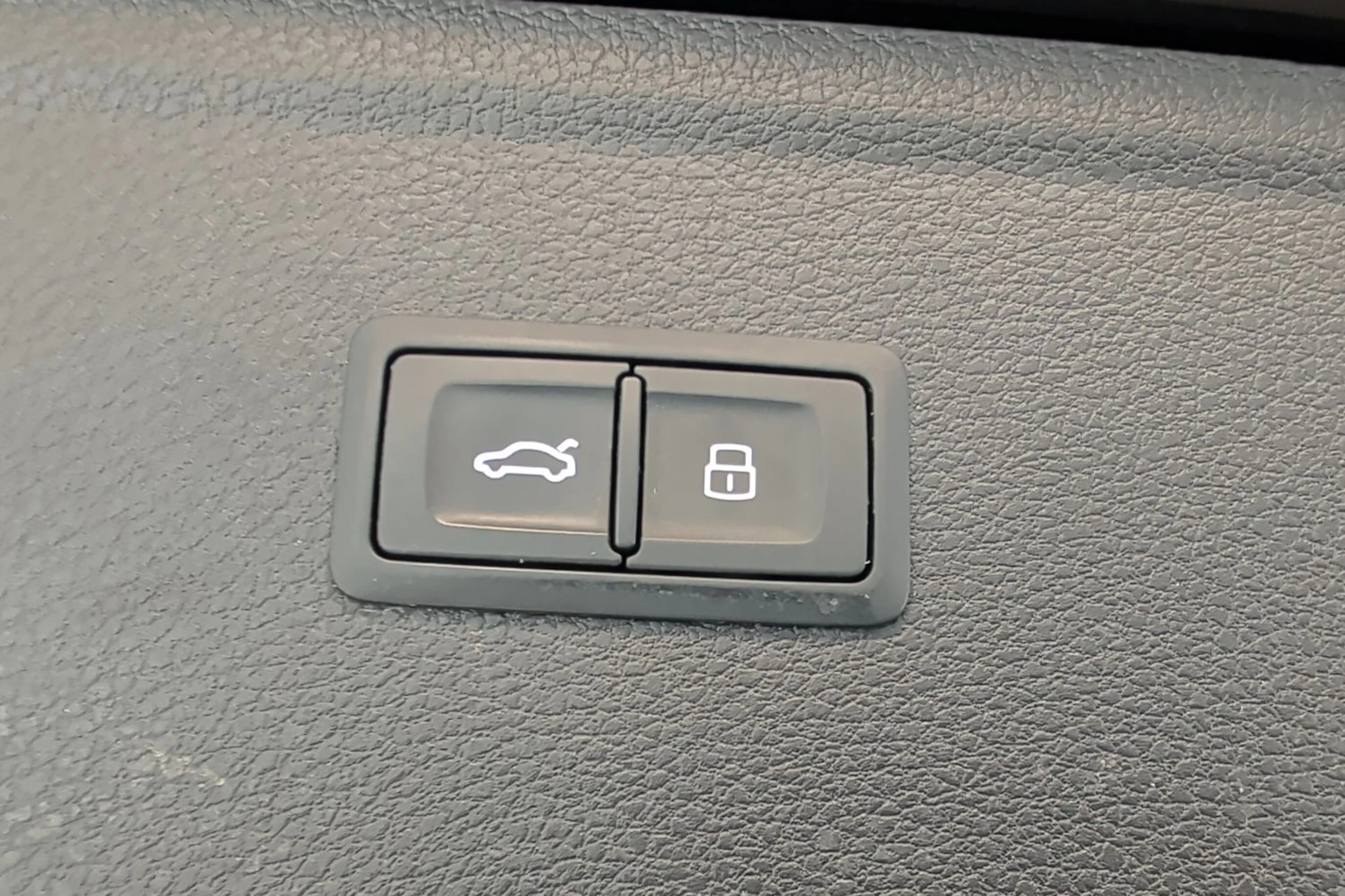 musta Audi Q5 2020 kuva 13.