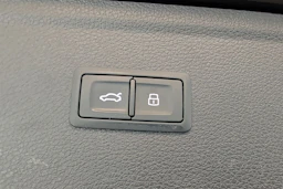musta Audi Q5 2020 kuva 13.