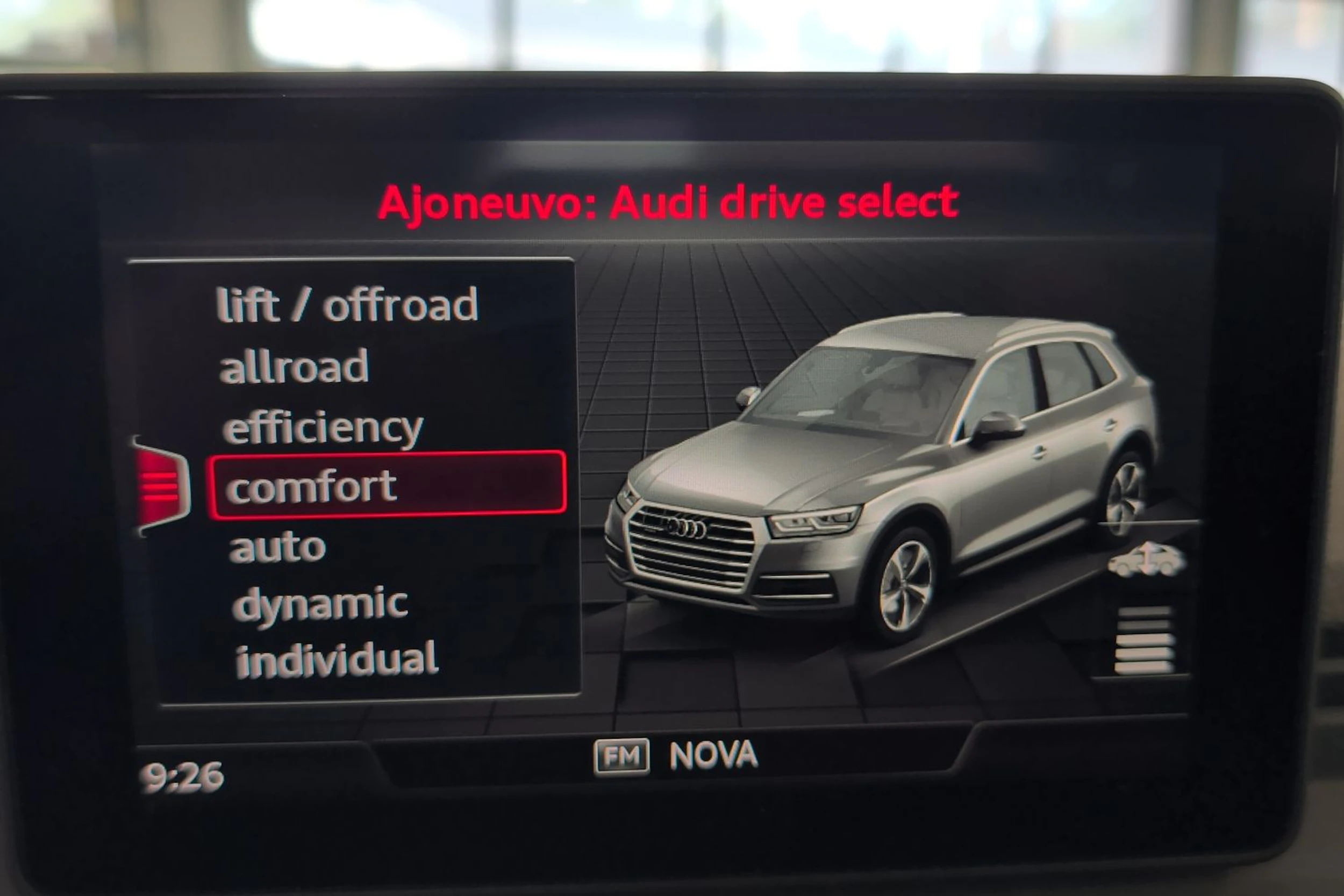 musta Audi Q5 2020 kuva 14.