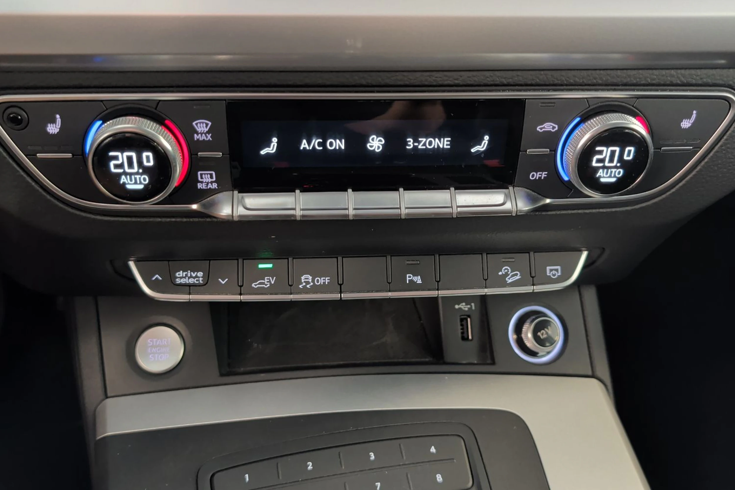 musta Audi Q5 2020 kuva 17.