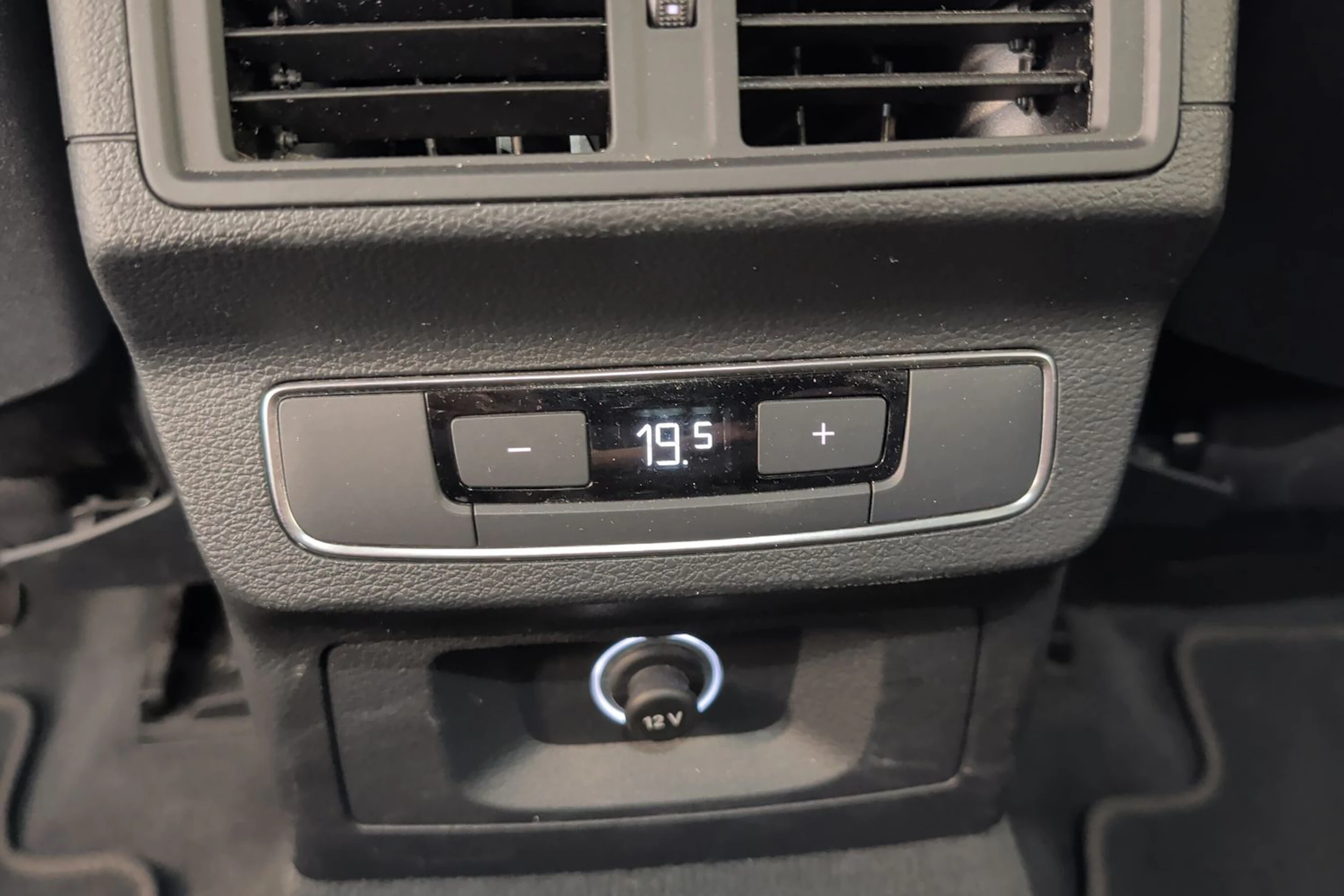 musta Audi Q5 2020 kuva 32.
