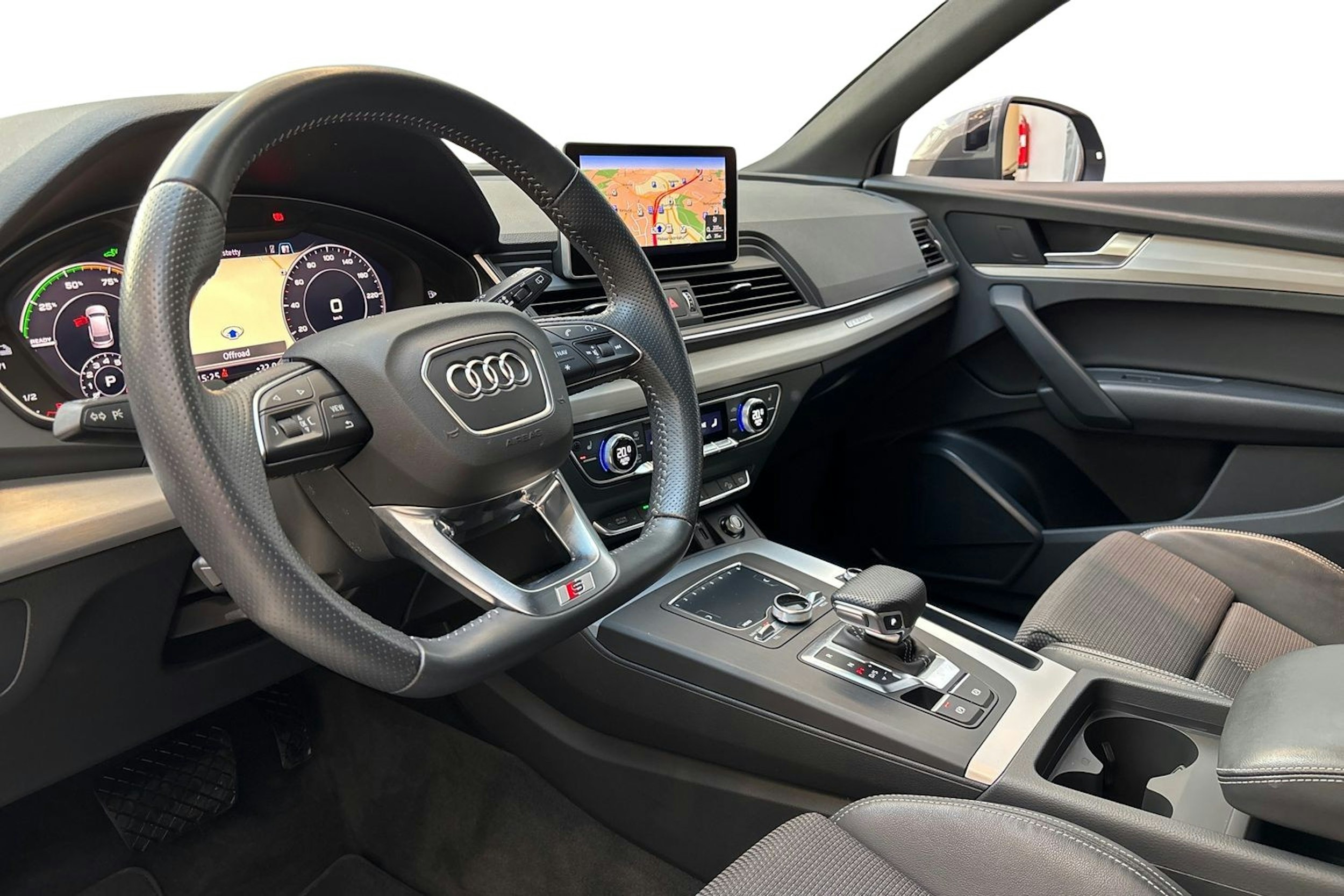 harmaa Audi Q5 2020 kuva 6.