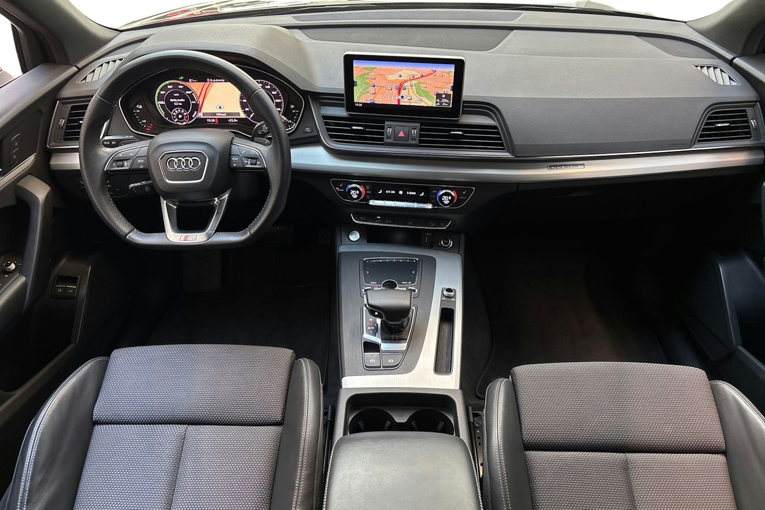 harmaa Audi Q5 2020 kuva 7.