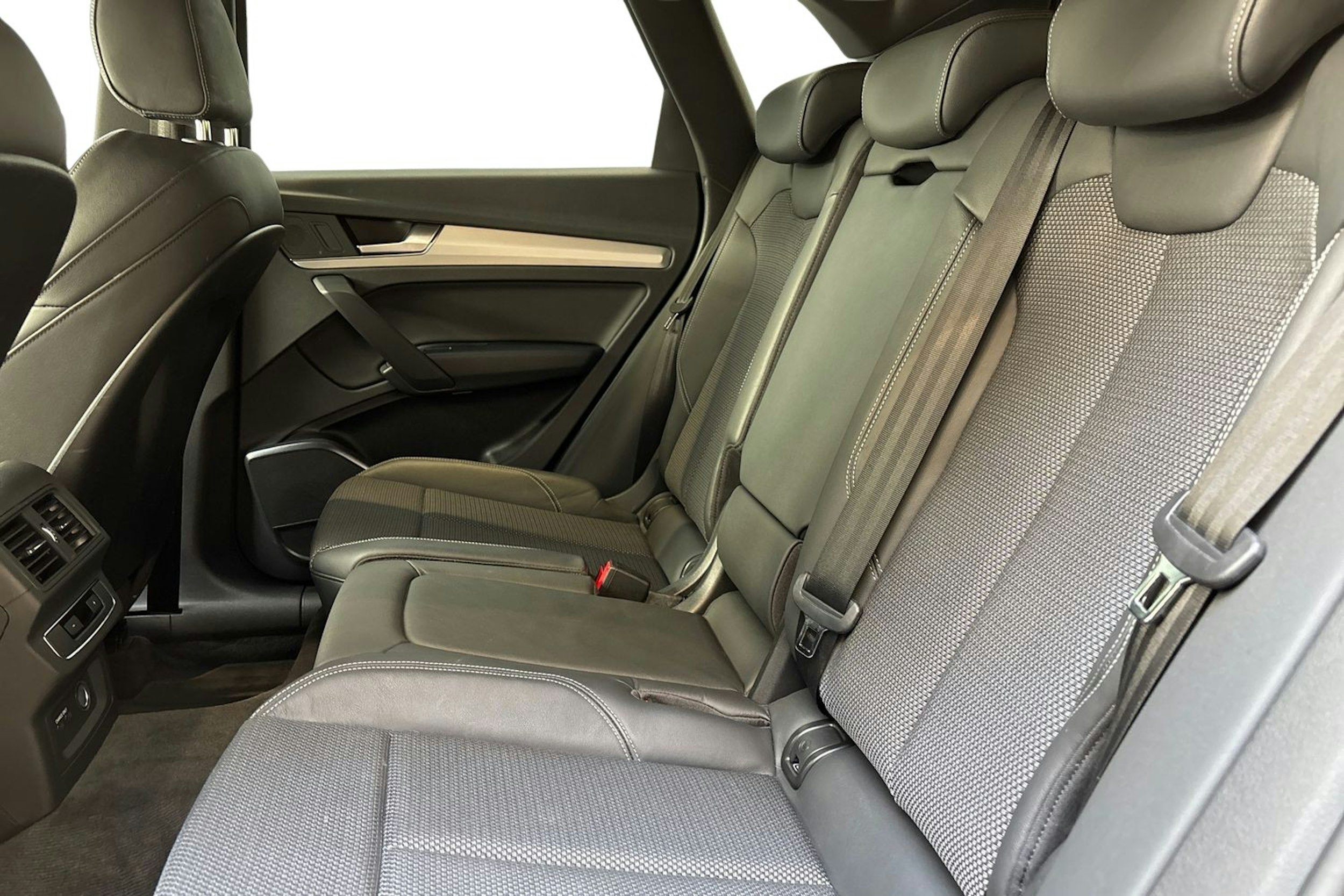 harmaa Audi Q5 2020 kuva 8.