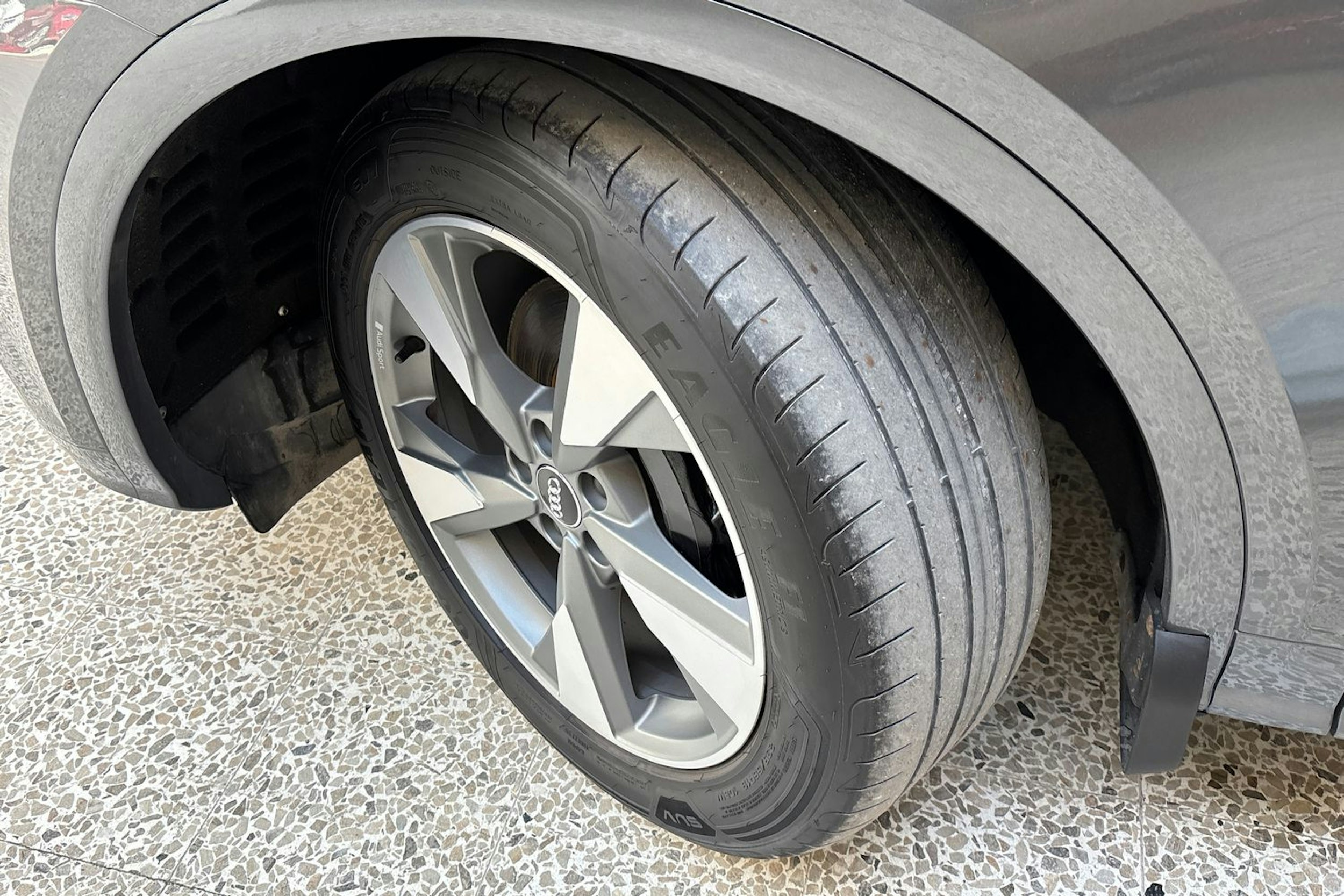 harmaa Audi Q5 2020 kuva 10.