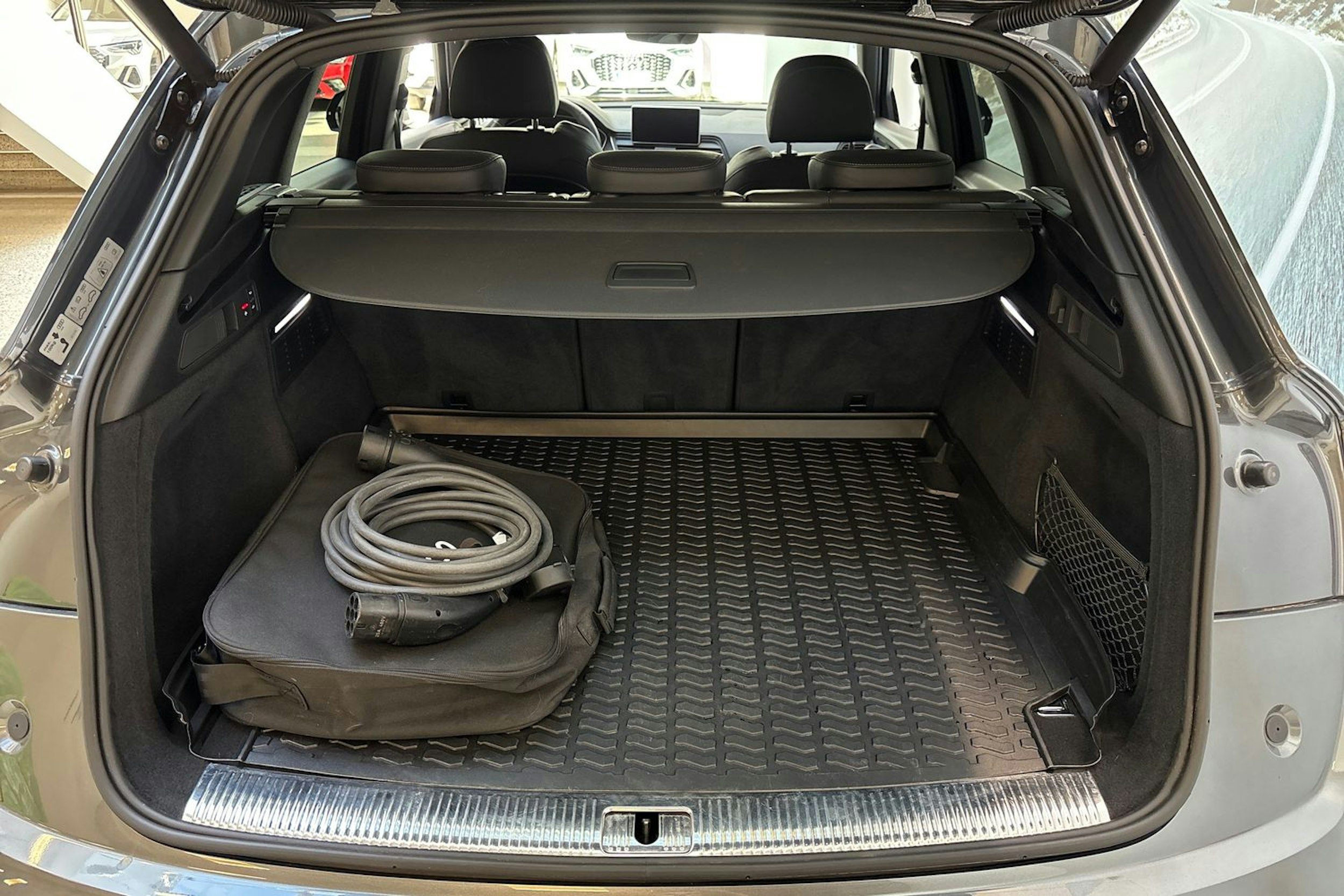 harmaa Audi Q5 2020 kuva 11.