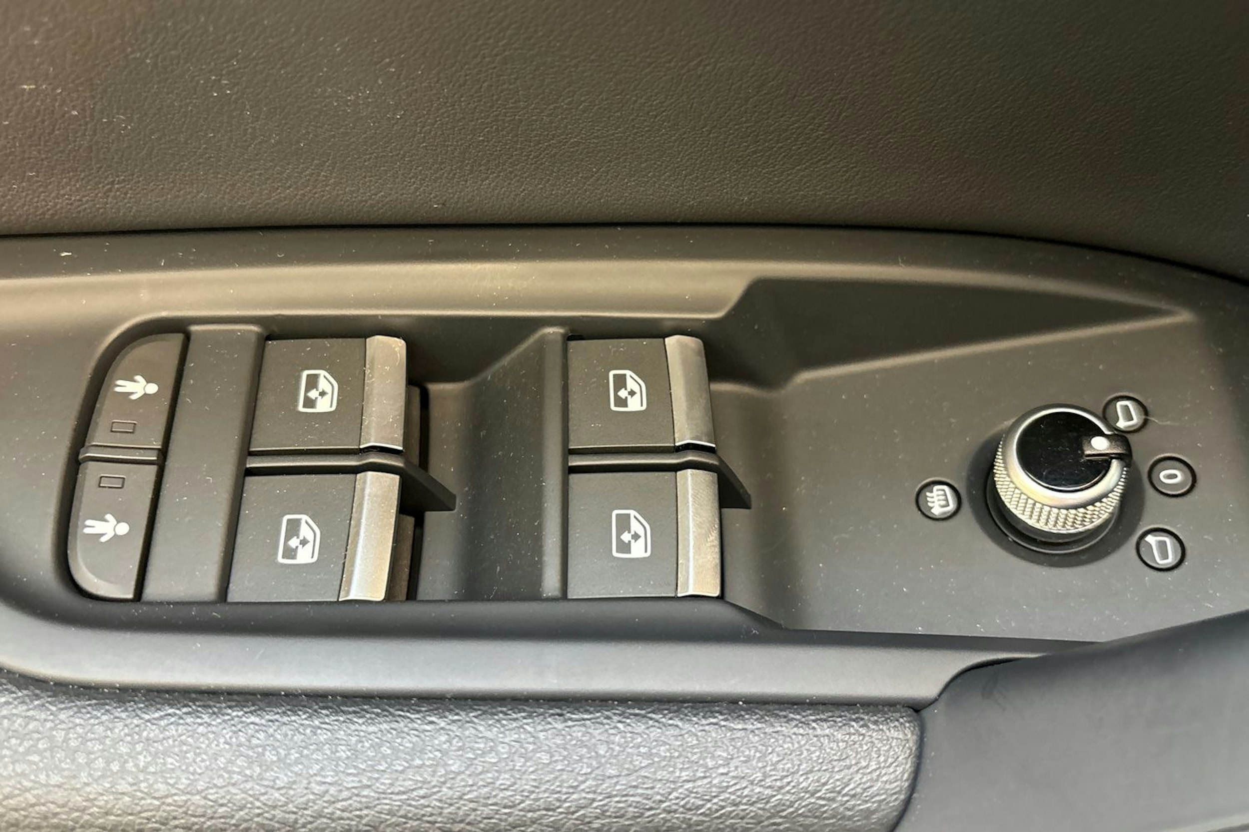 harmaa Audi Q5 2020 kuva 15.