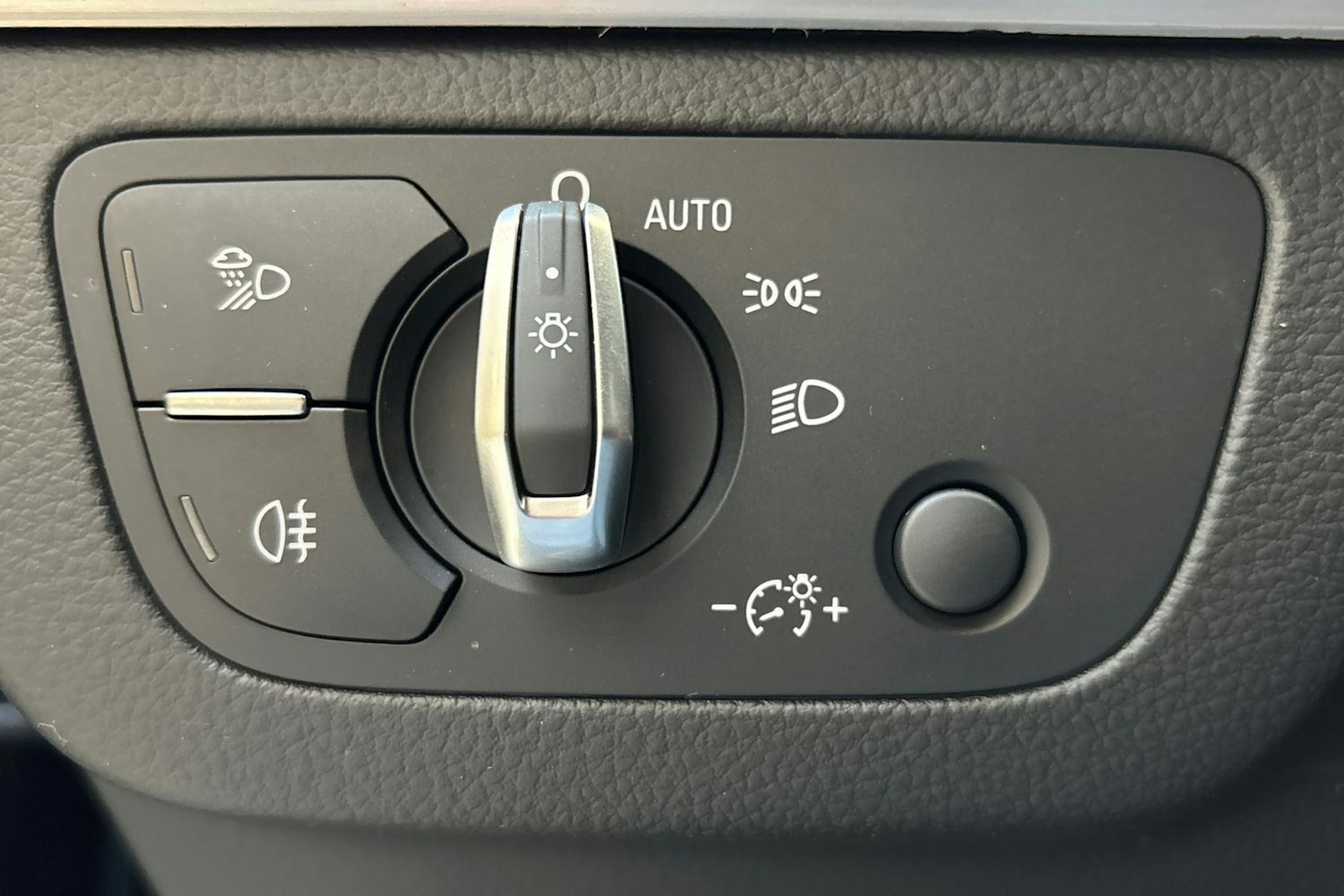 harmaa Audi Q5 2020 kuva 16.