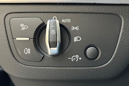 harmaa Audi Q5 2020 kuva 16.