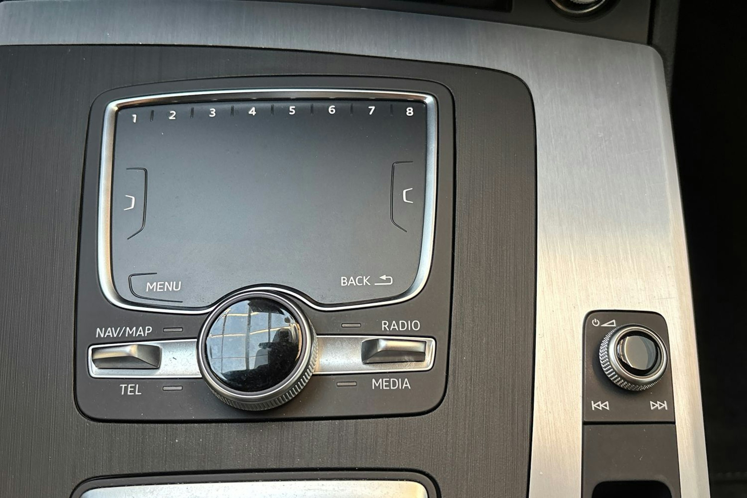 harmaa Audi Q5 2020 kuva 26.