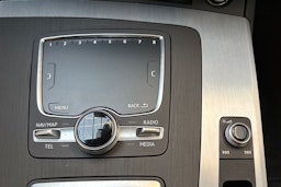 harmaa Audi Q5 2020 kuva 26.