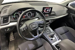 sininen Audi Q5 2020 kuva 3.