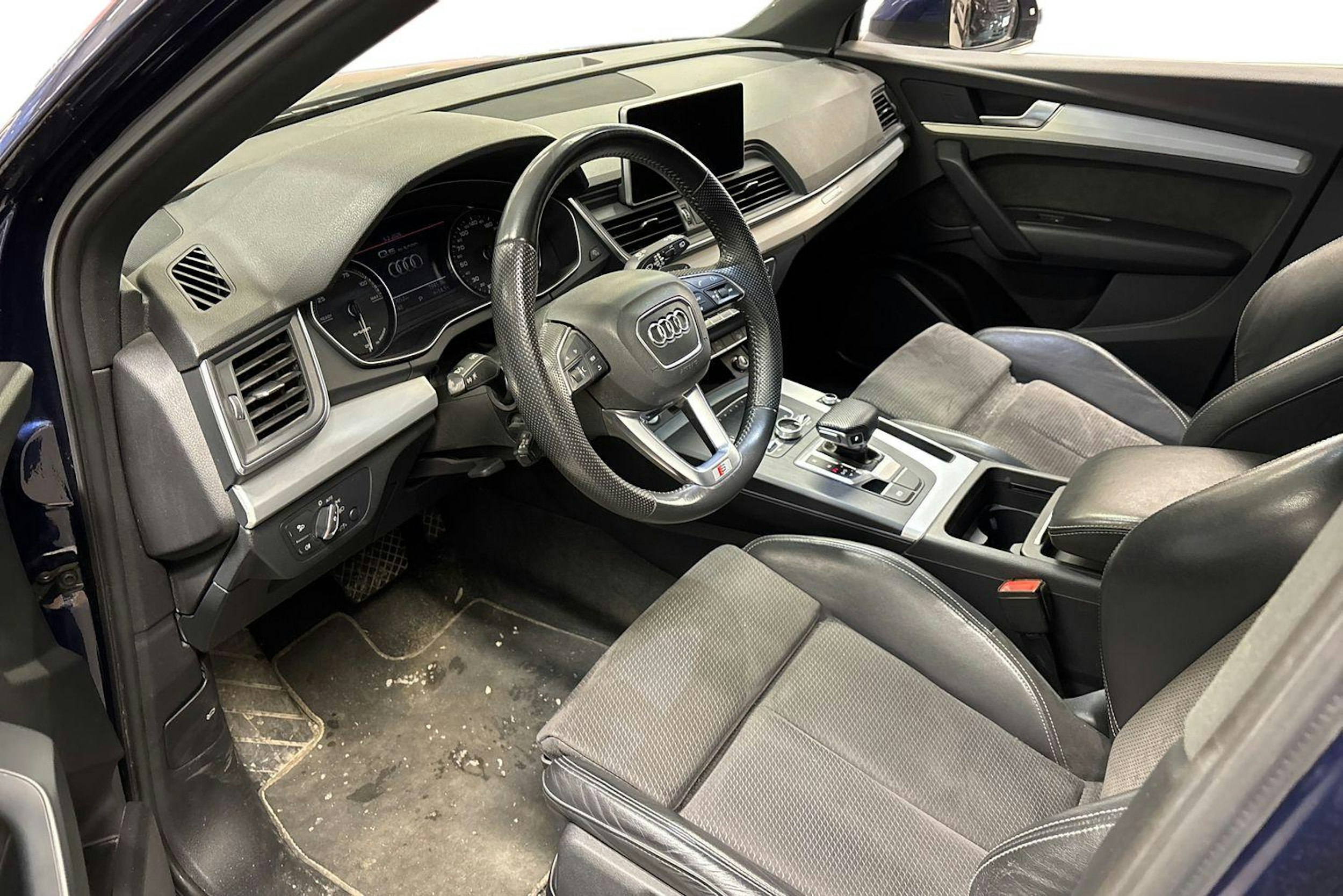 sininen Audi Q5 2020 kuva 3.