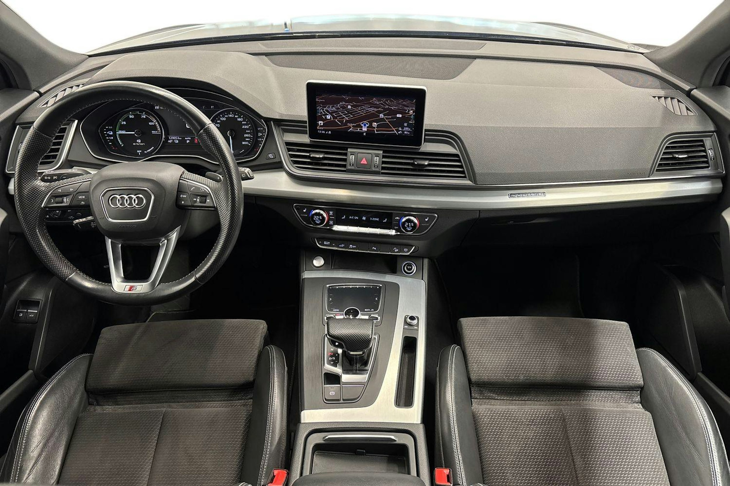 sininen Audi Q5 2020 kuva 9.