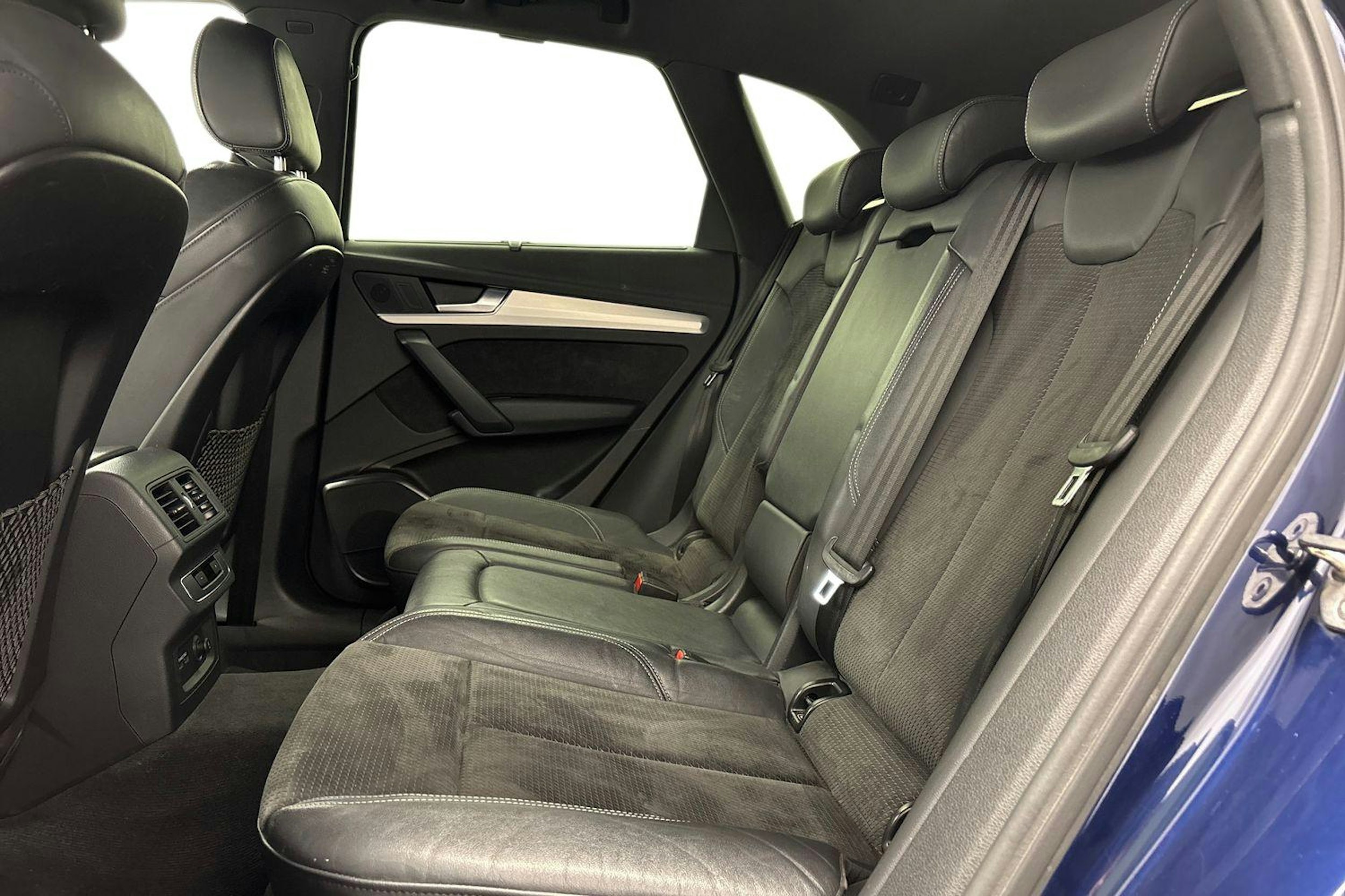 sininen Audi Q5 2020 kuva 10.