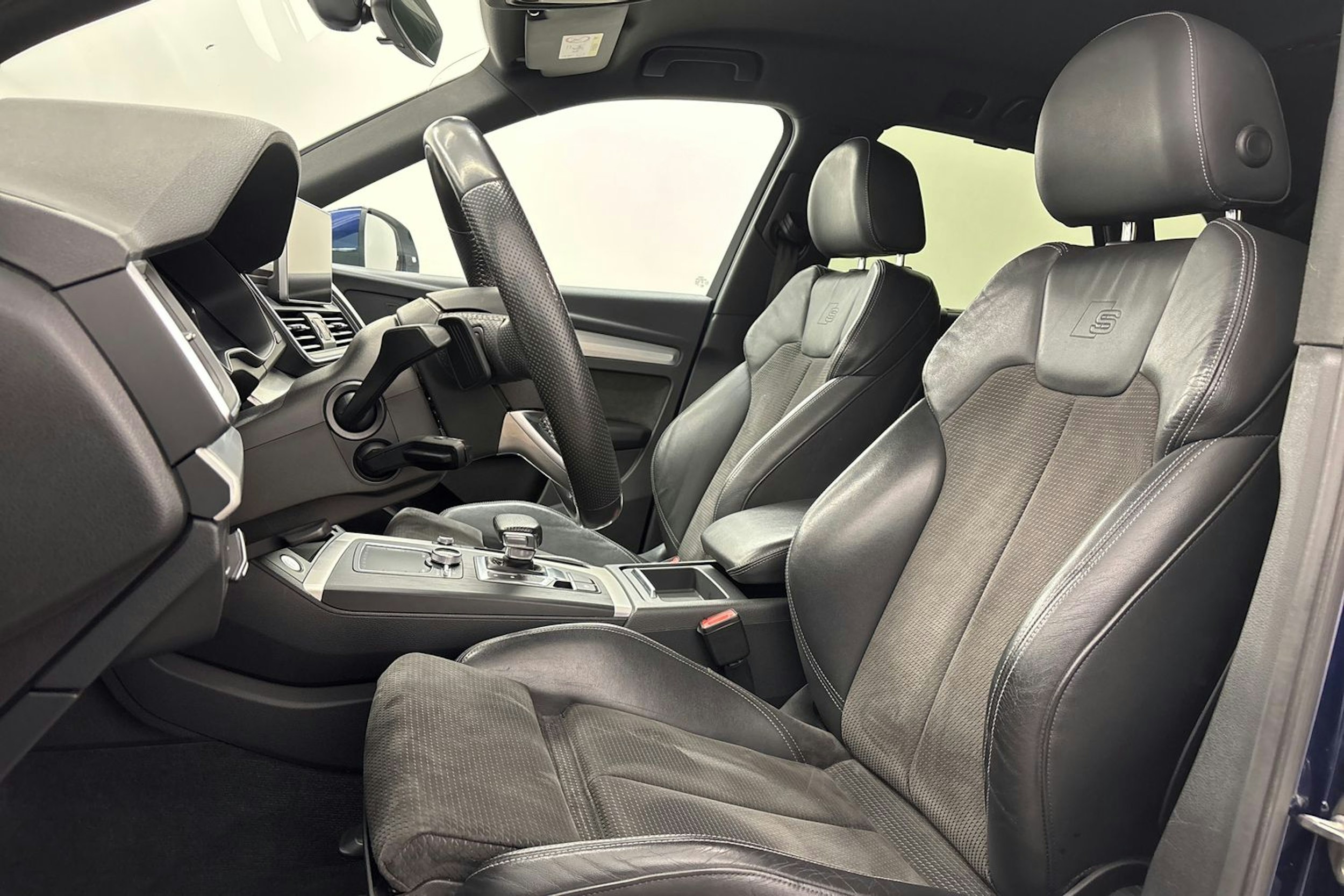 sininen Audi Q5 2020 kuva 14.