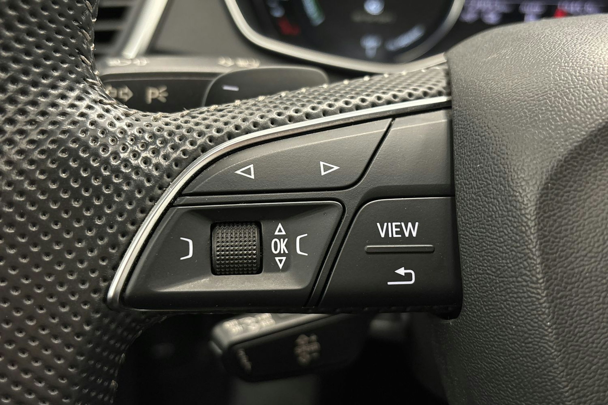 sininen Audi Q5 2020 kuva 16.