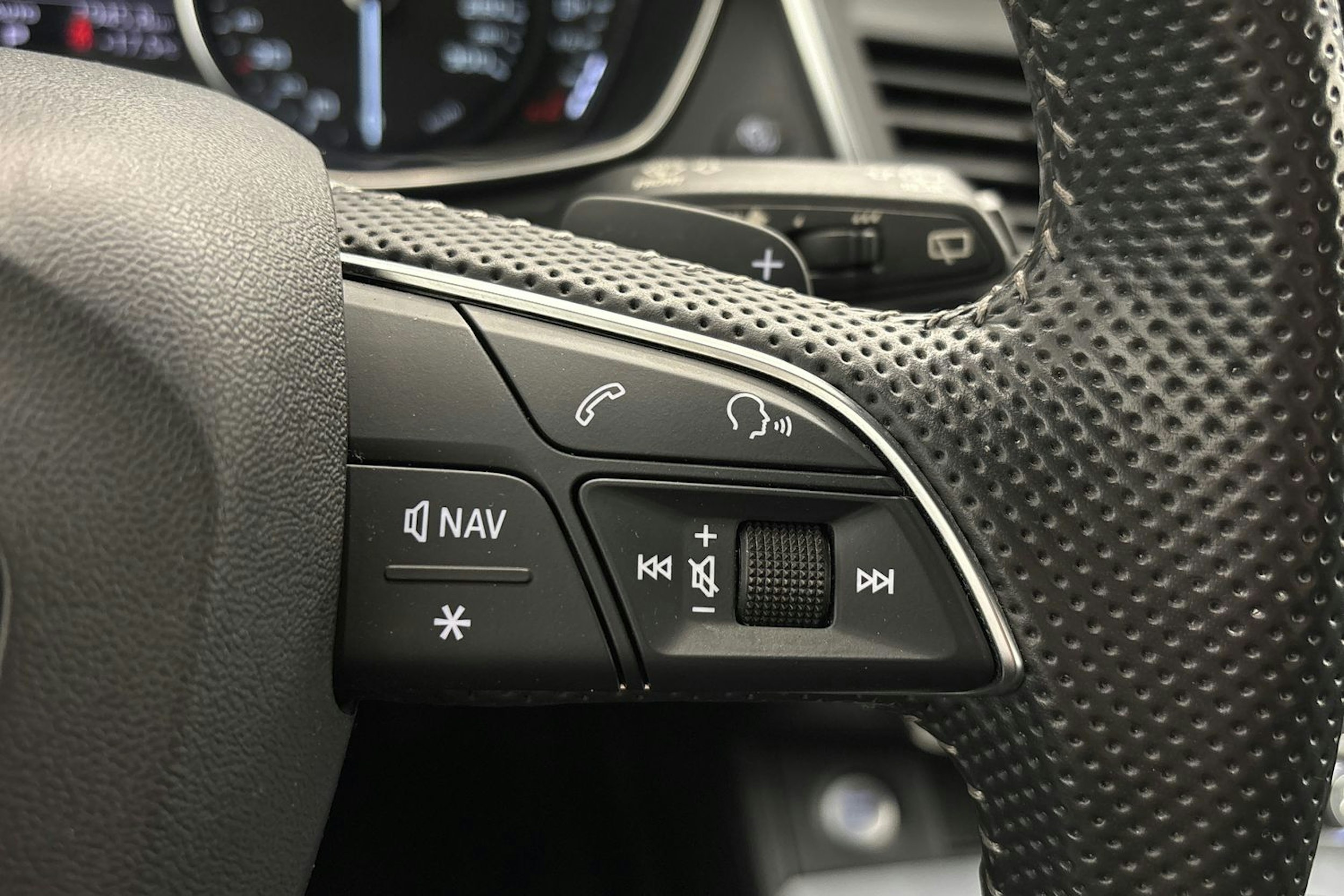 sininen Audi Q5 2020 kuva 17.