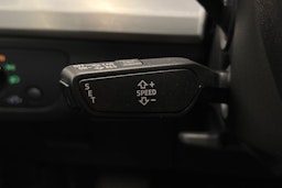 sininen Audi Q5 2020 kuva 18.