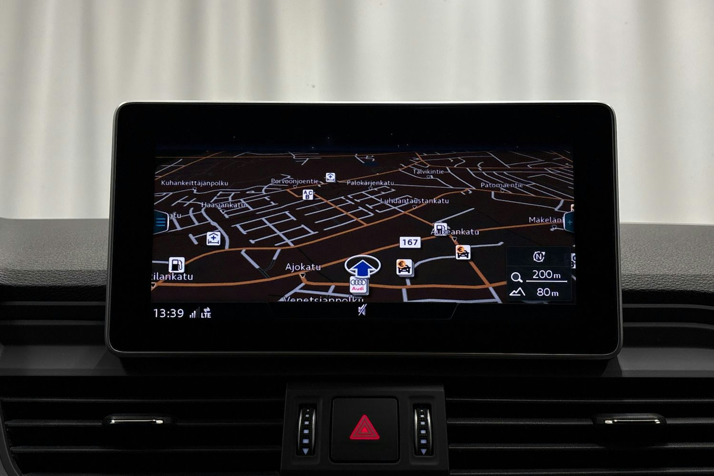 sininen Audi Q5 2020 kuva 21.